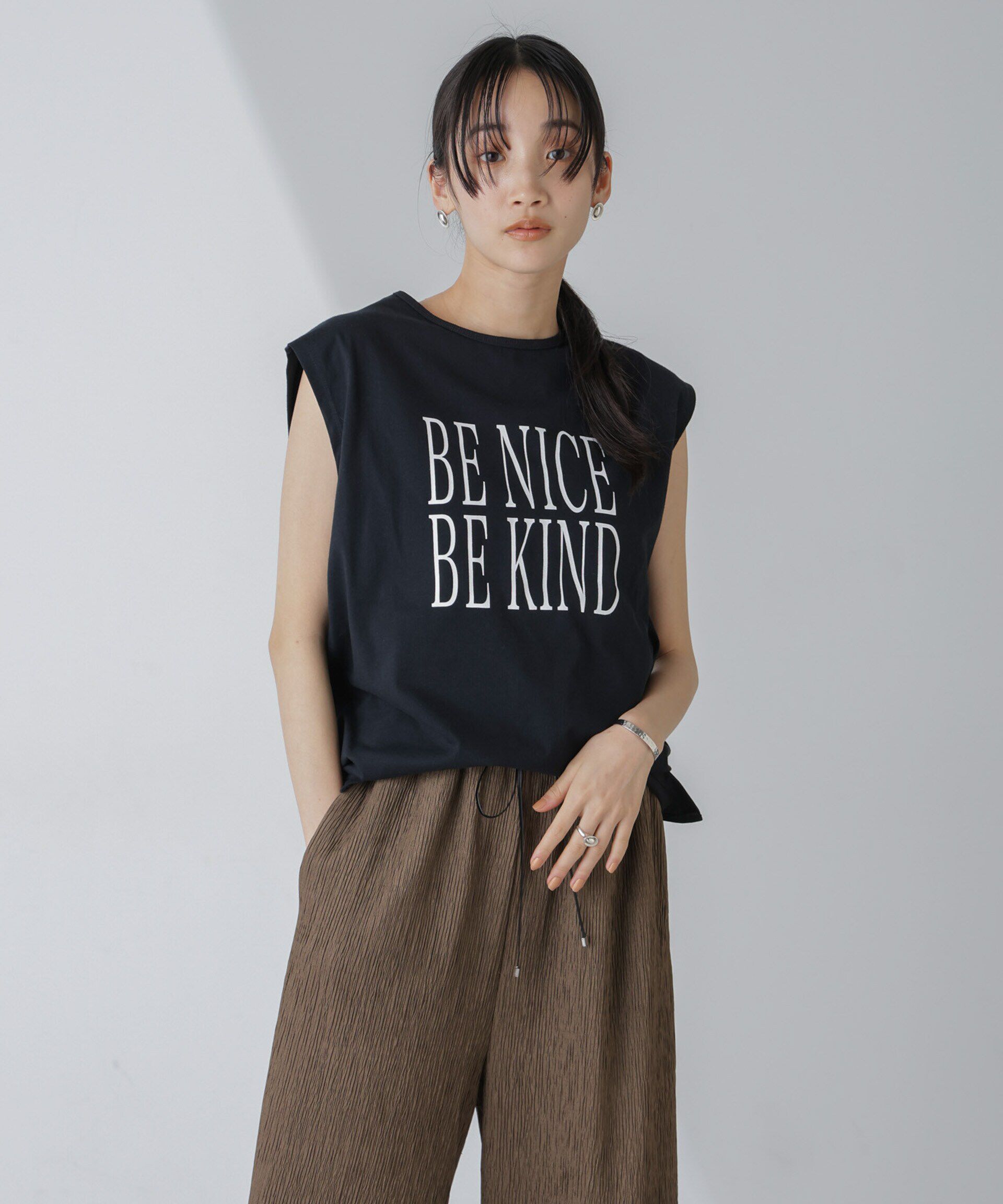 nano･universe「ノースリーブロゴプリントトップス」|Tシャツ・カットソー|ブラック