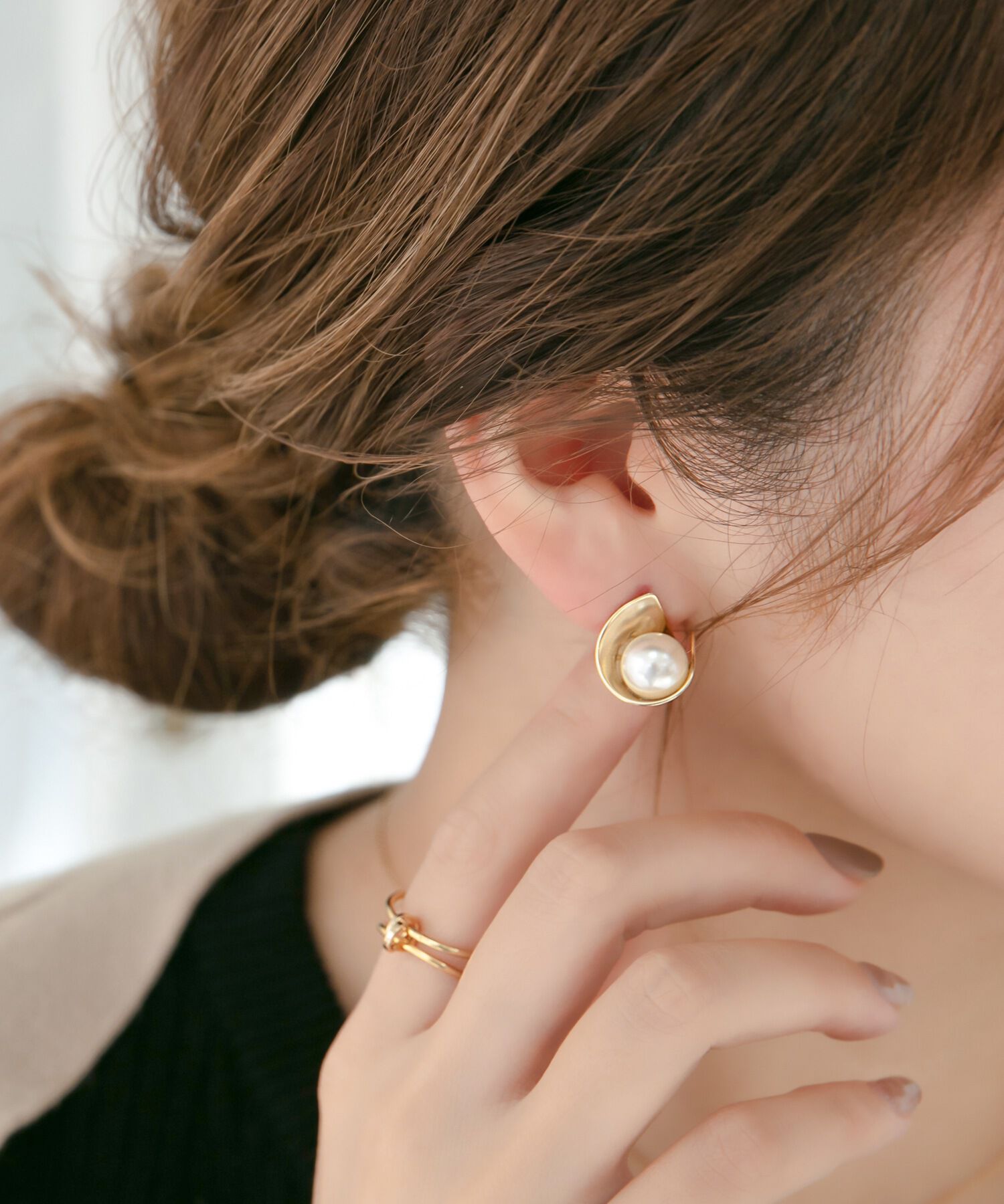 Phoebe「ラップメタルパールピアス　ゴールド」|ピアス|