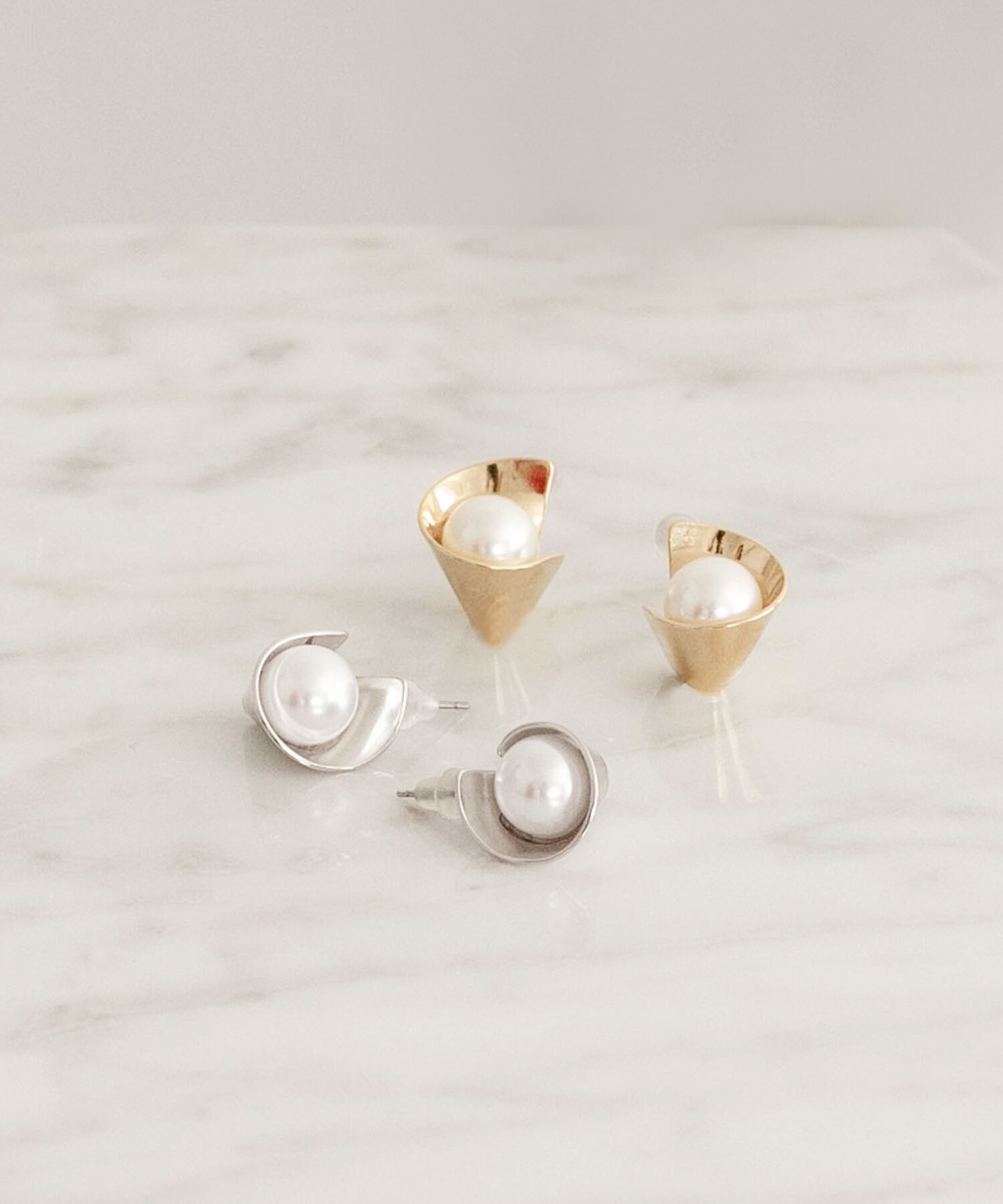 Phoebe「ラップメタルパールピアス　ゴールド」|ピアス|