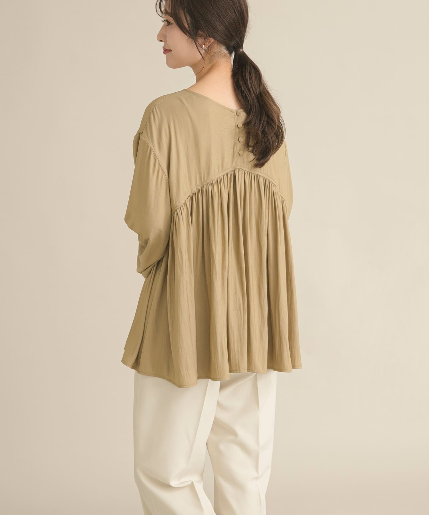 URBAN RESEARCH DOORS「『WEB/一部店舗限定』2WAYギャザー切替ブラウス」|シャツ・ブラウス|