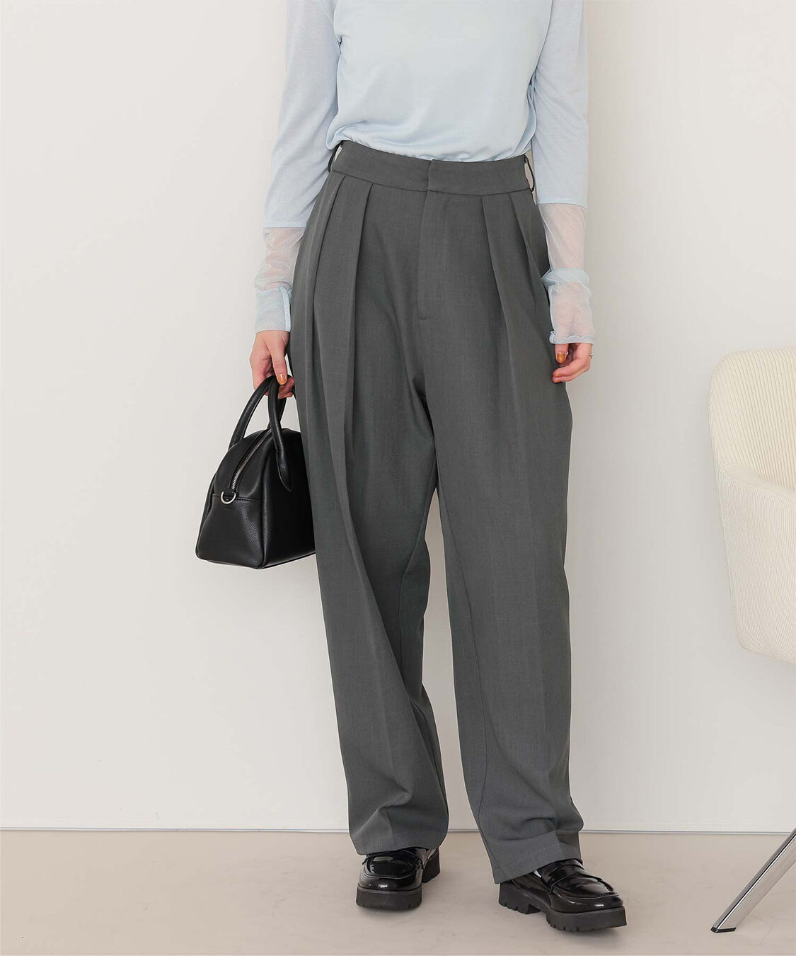 titivate「インタックセンタープレスワイドパンツ」|スラックス|チャコール