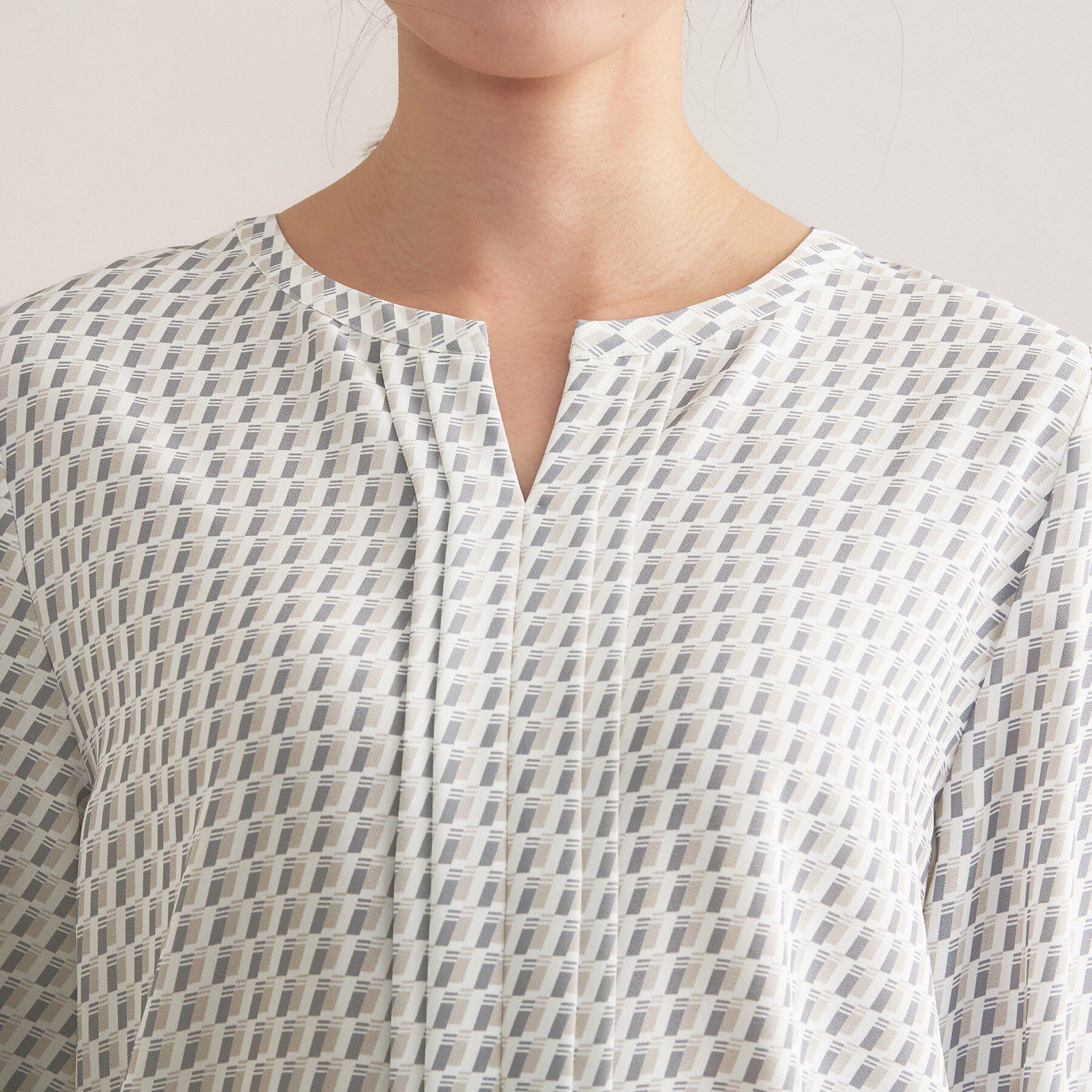 INDIVI「【セレモニー／洗える／透けにくい】ジオメ柄プリントブラウス」|シャツ・ブラウス|