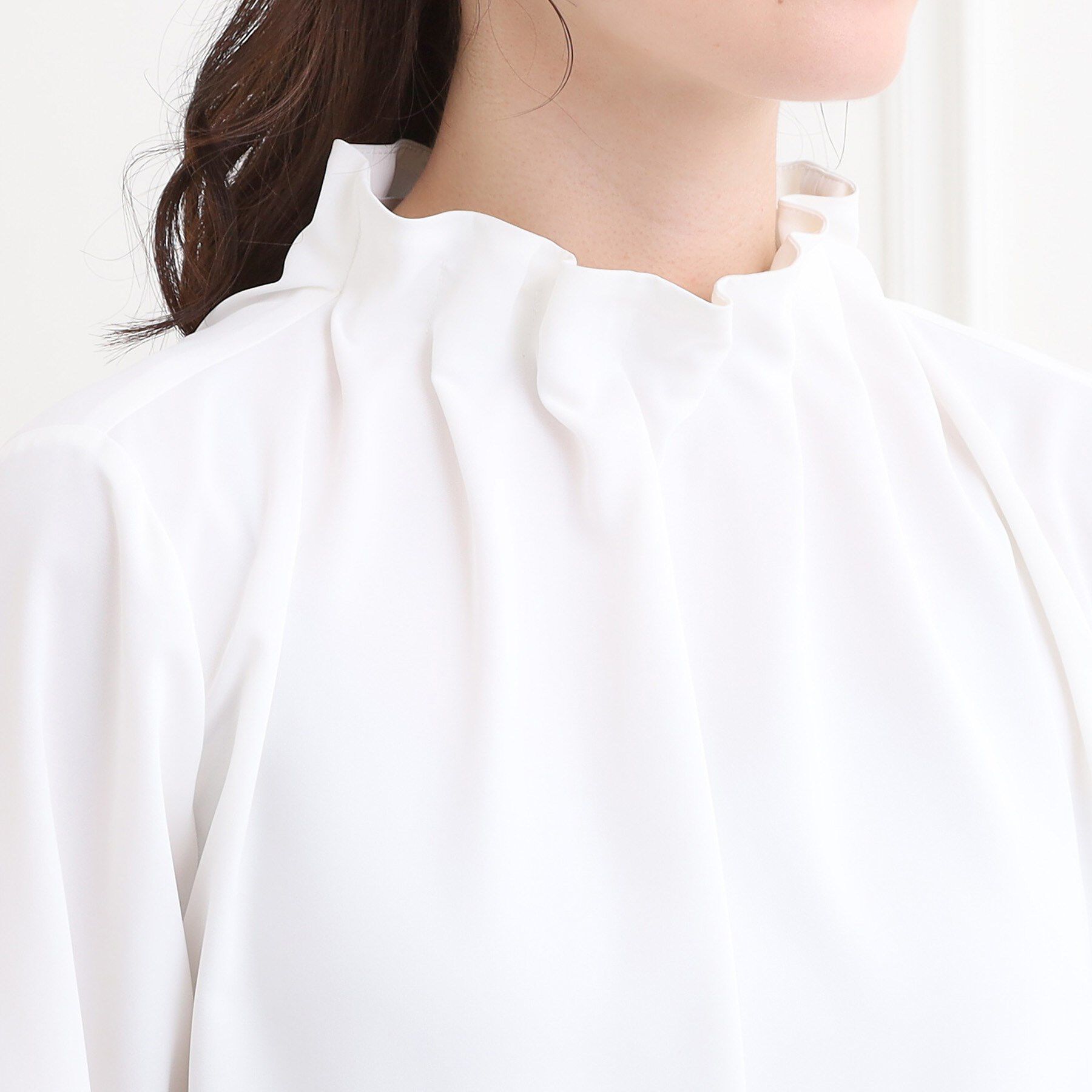 SHOO･LA･RUE「【洗濯機可/S-3L】上品で華やか スタンドフリルブラウス」|シャツ・ブラウス|