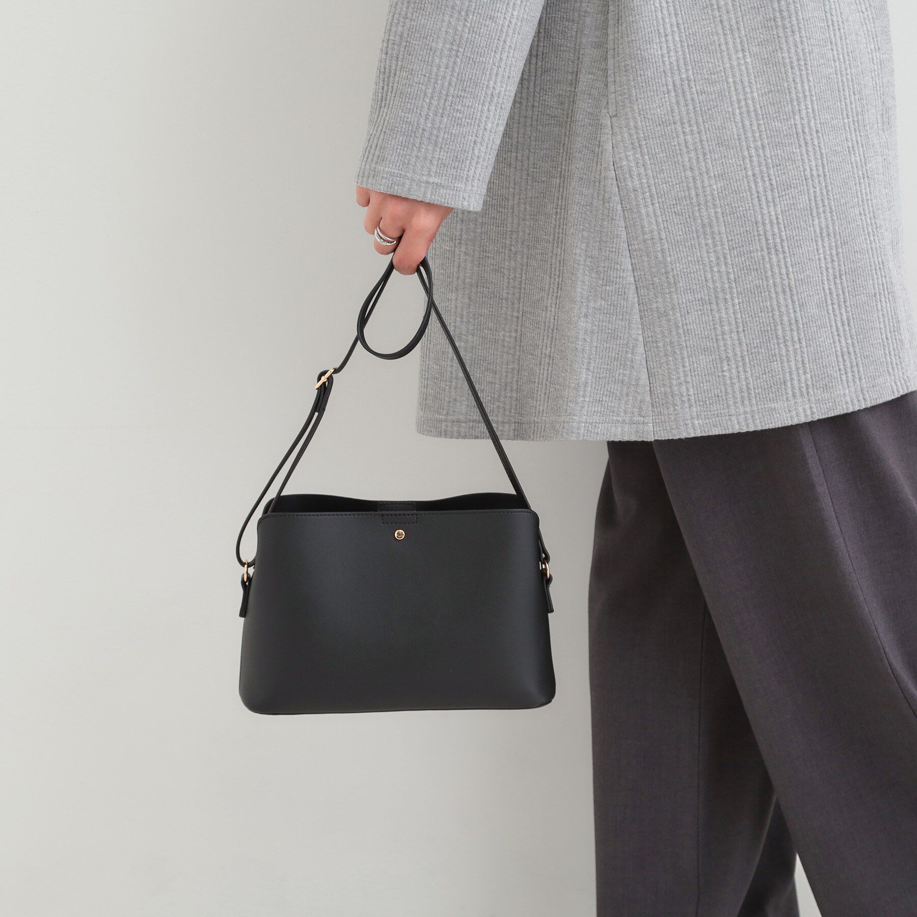 SHOO･LA･RUE「一枚革風3層ショルダーバッグ」|ショルダー・メッセンジャー|ブラック(019)