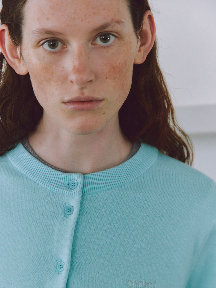 emmi atelier「ウール混emmiロゴクルーネックニットカーディガン」|カーディガン|