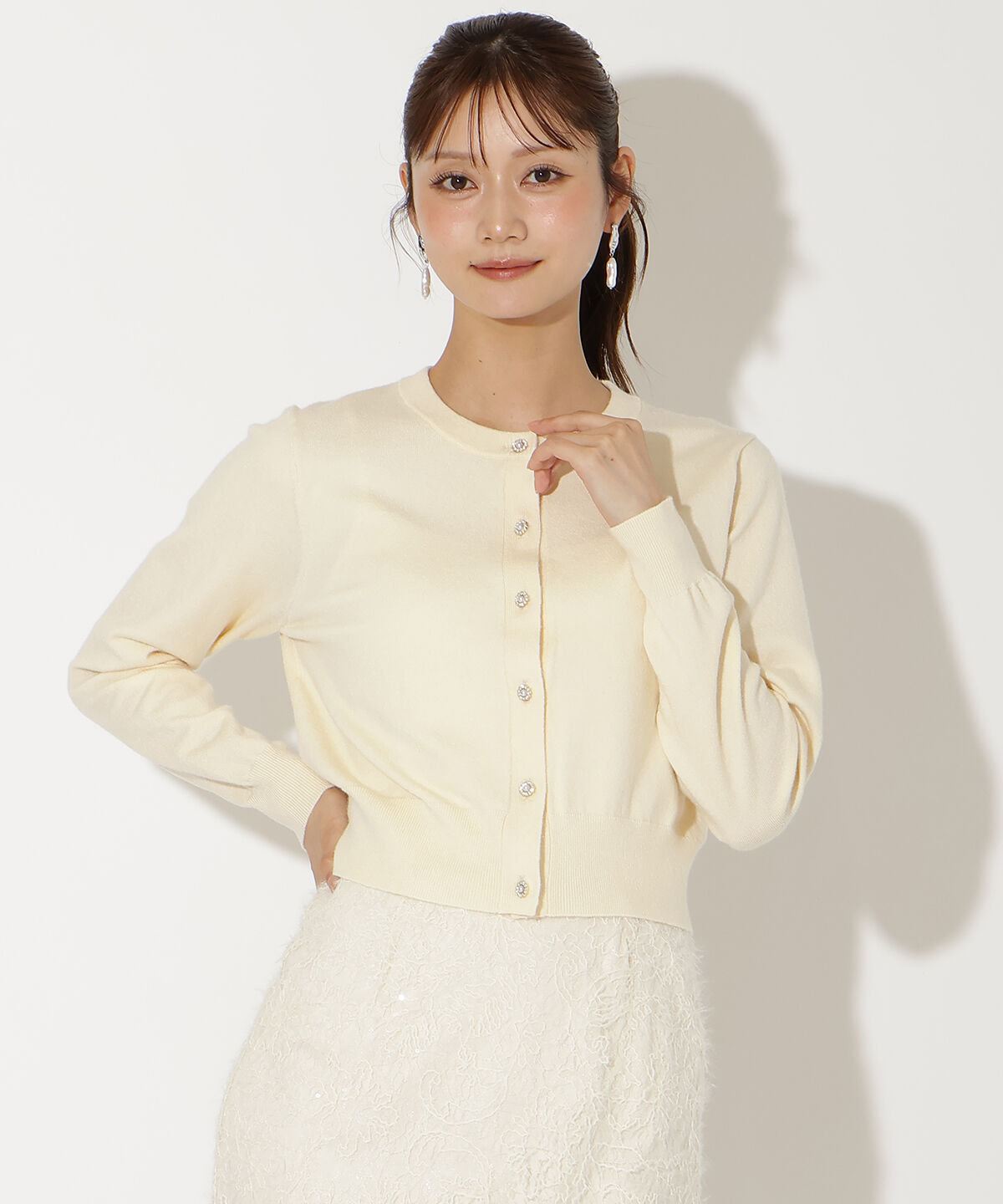 アンドクチュール「ビジューボタンクルーネックカーディガン」|カーディガン|ﾗｲﾄﾍﾞｰｼﾞｭ