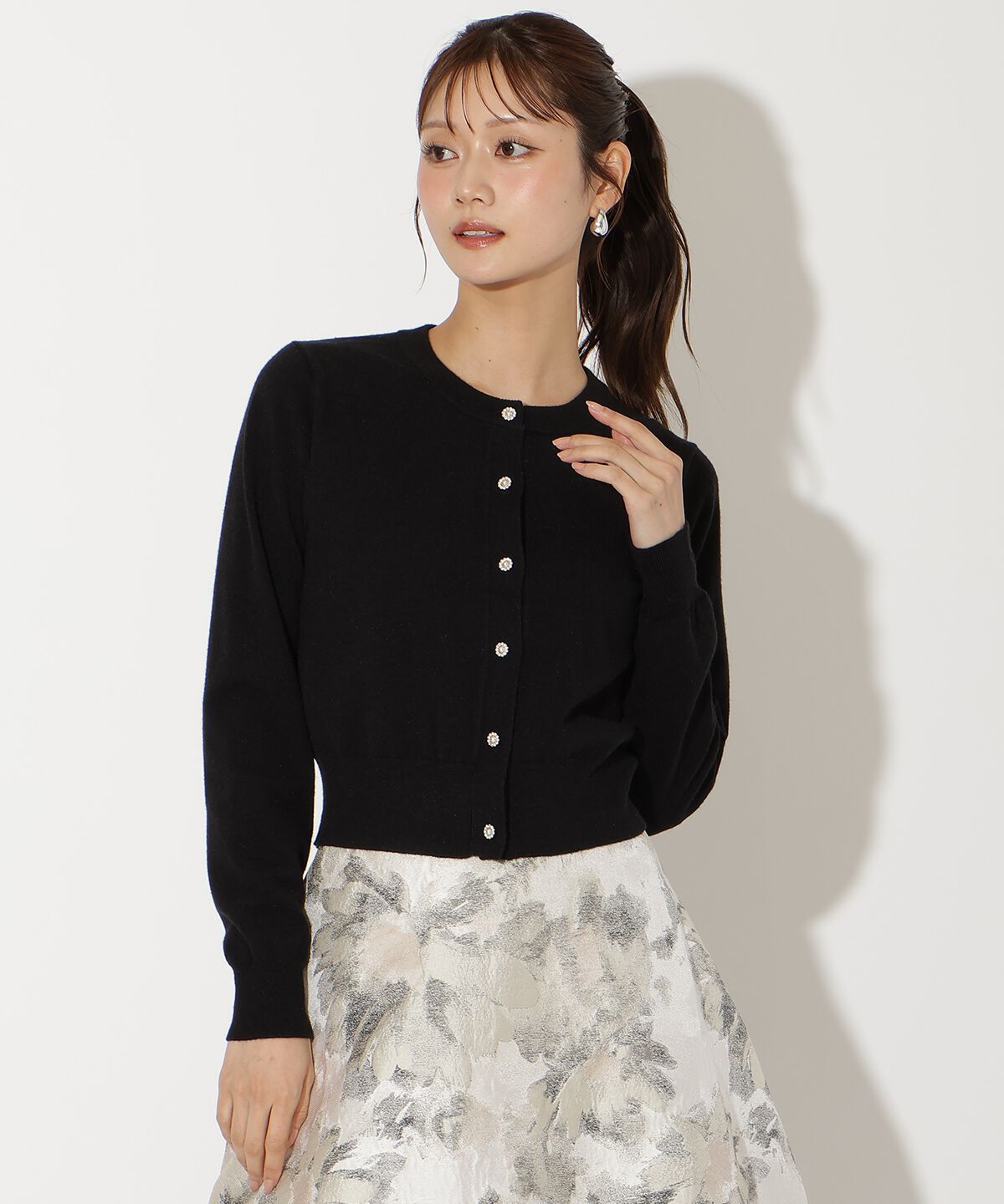 アンドクチュール「ビジューボタンクルーネックカーディガン」|カーディガン|
