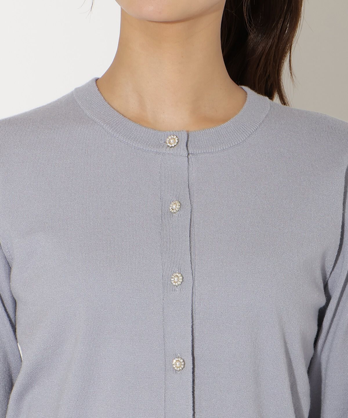 アンドクチュール「ビジューボタンクルーネックカーディガン」|カーディガン|