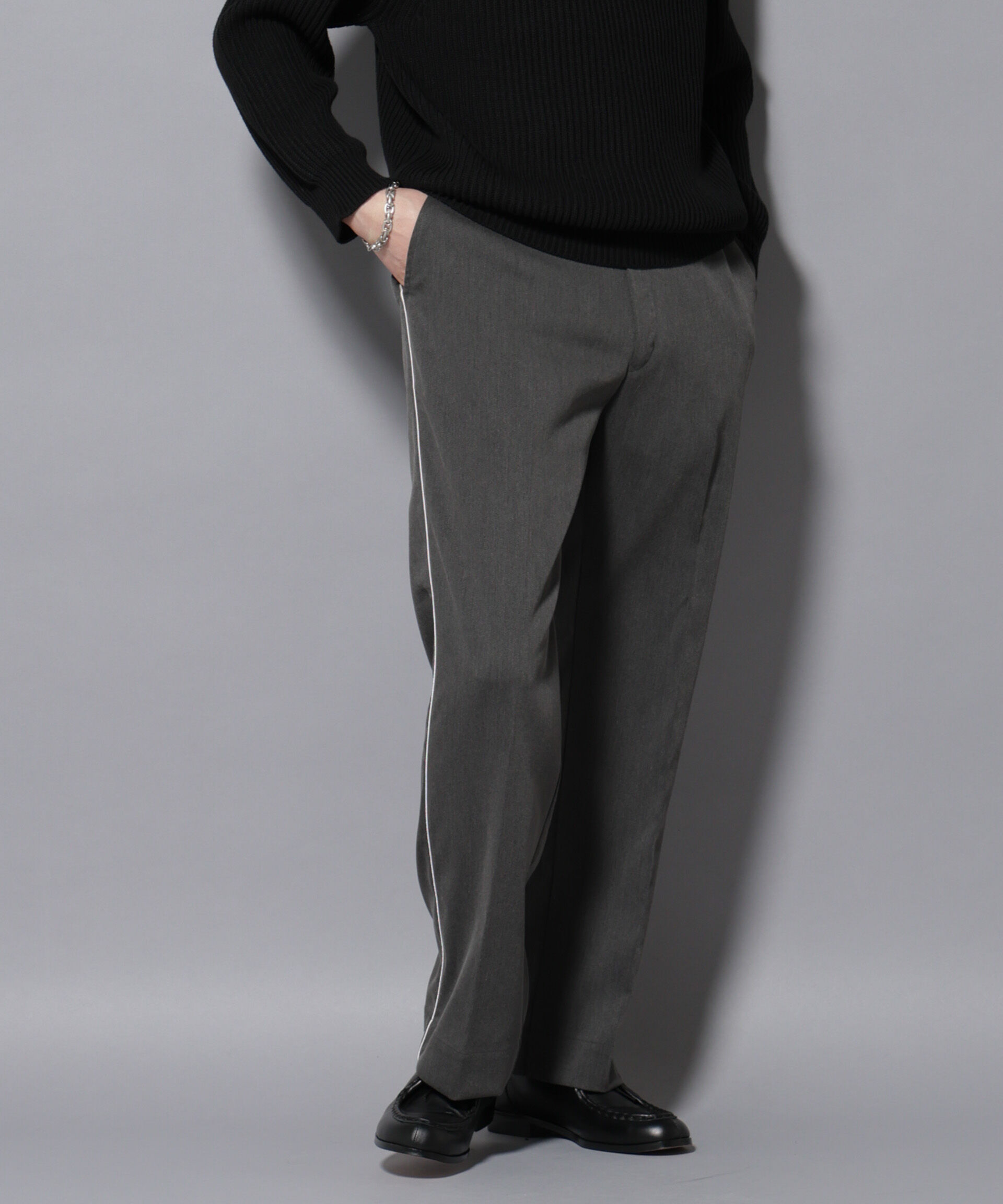 nano･universe「ウォーム側章ストレートスラックス」|チノ|チャコール3