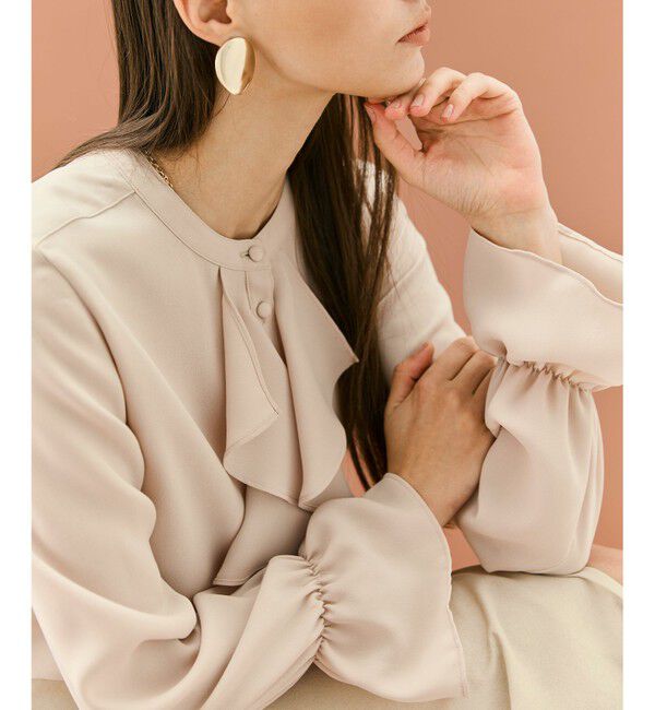 BEIGE,「【WEB限定・洗える】CLARION / バンドカラーフリルブラウス」|シャツ・ブラウス|
