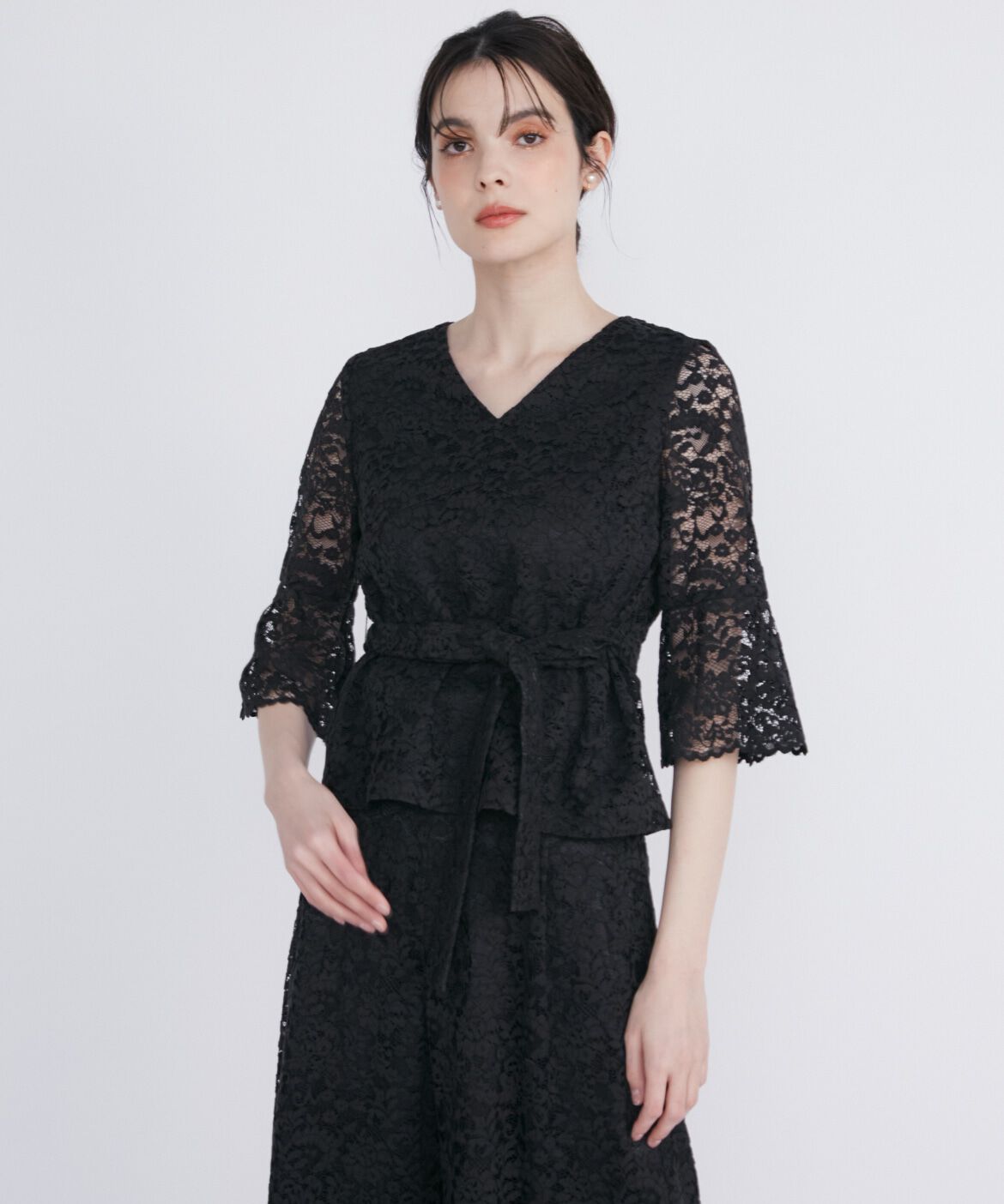 Maglie le cassetto「《M Maglie le cassetto》リボンベルト付きVネックレースブラウス」|シャツ・ブラウス|