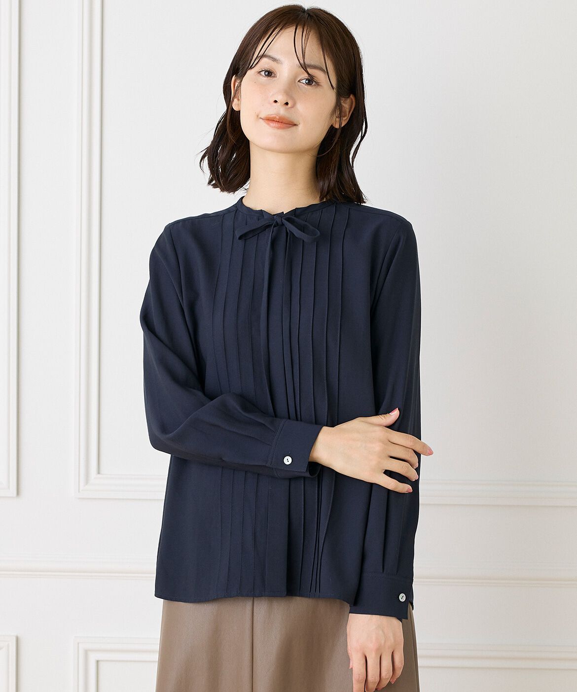 INED「《大きいサイズ》ピンタックボウタイブラウス」|シャツ・ブラウス|ネイビー