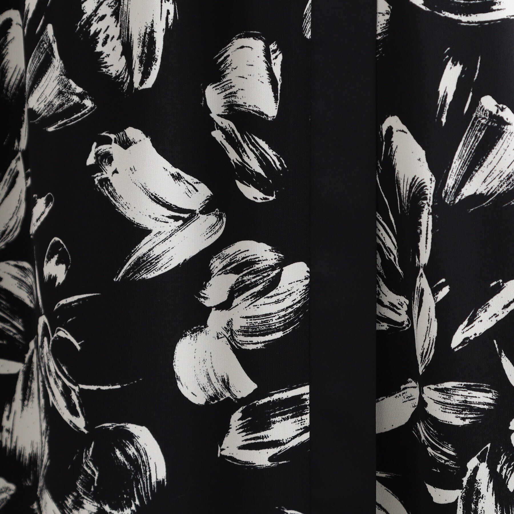 INDIVI「【洗える/日本製】ブラッシュドフラワー柄ラップ風スカート」|スカート|