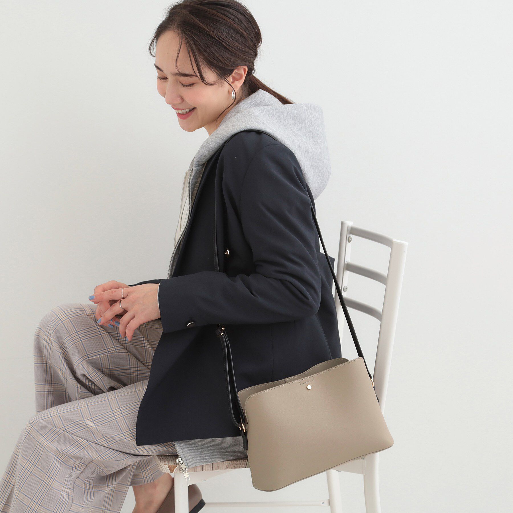 SHOO･LA･RUE「一枚革風3層ショルダーバッグ」|ショルダー・メッセンジャー|ベージュ(552)