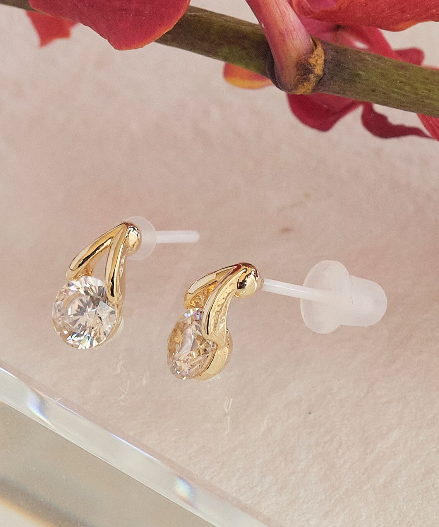 Phoebe「【金属アレルギー対応】ルーセントビジューセラミックピアス　イエローゴールド」|ピアス|