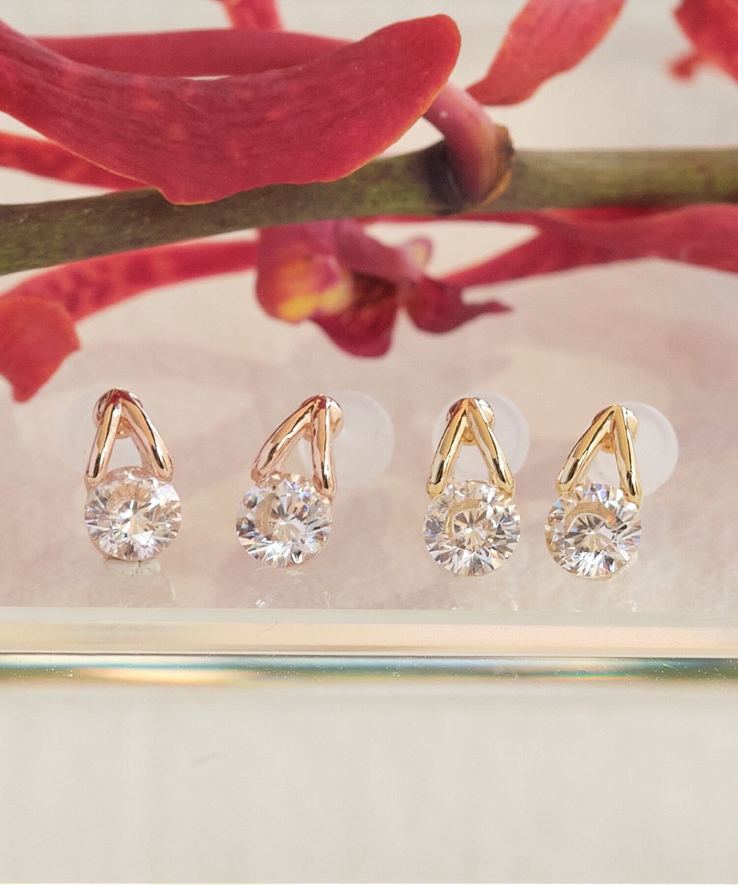 Phoebe「【金属アレルギー対応】ルーセントビジューセラミックピアス　イエローゴールド」|ピアス|