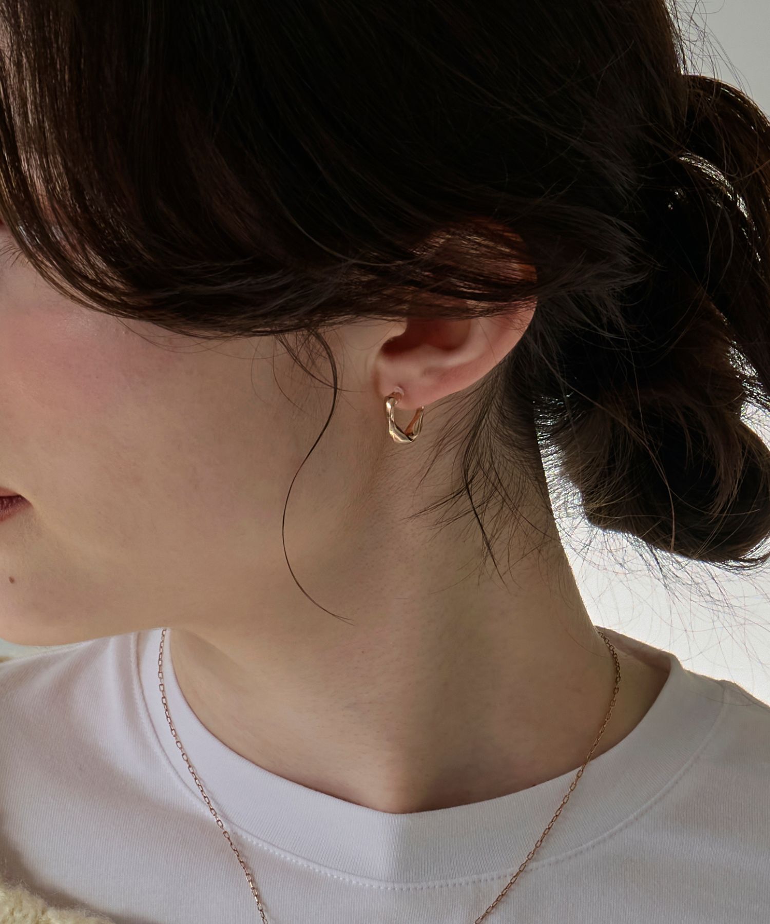 Phoebe「【金属アレルギー対応】ウェーブフープセラミックピアス　シャンパンゴールド」|ピアス|