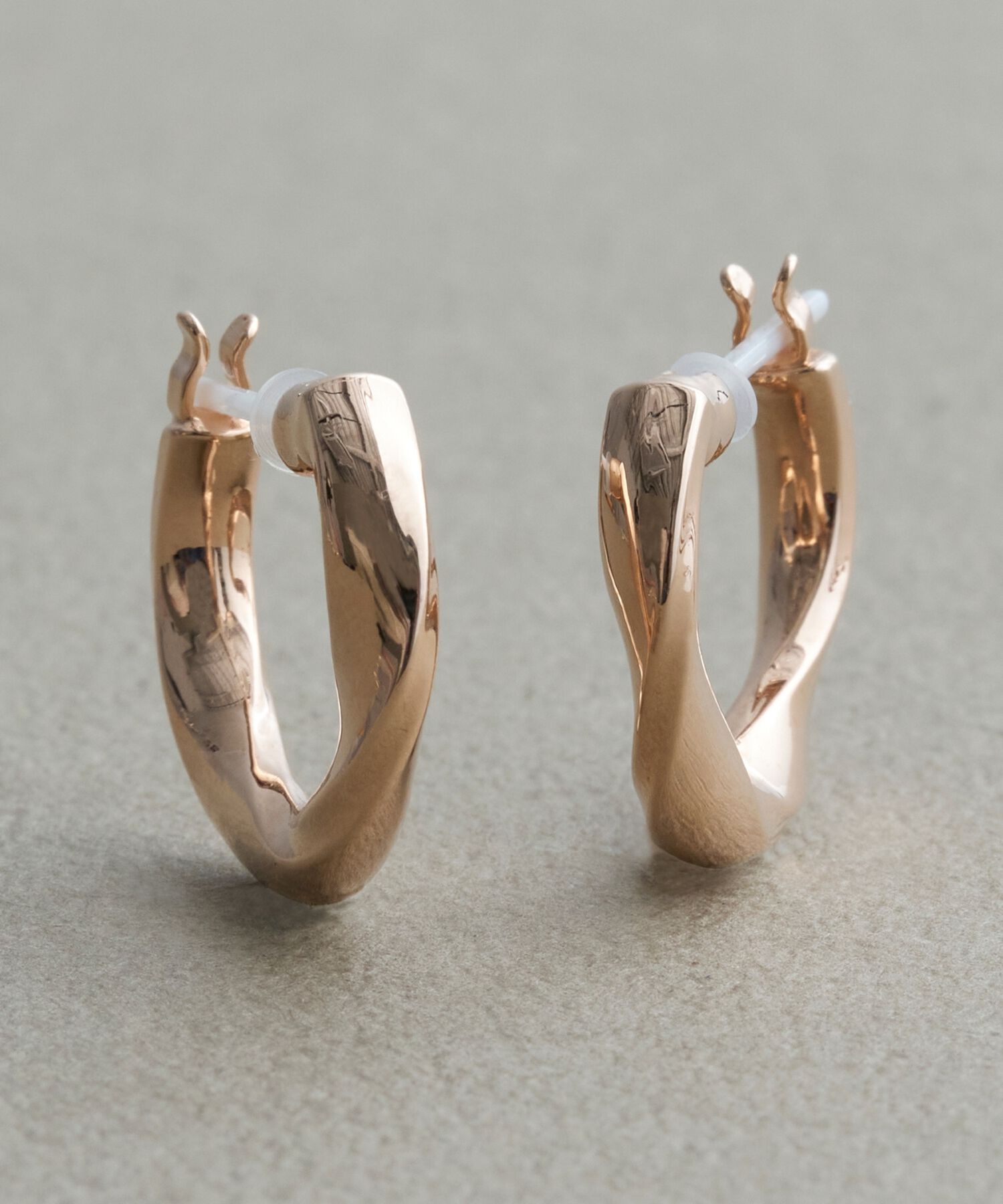 Phoebe「【金属アレルギー対応】ウェーブフープセラミックピアス　シャンパンゴールド」|ピアス|