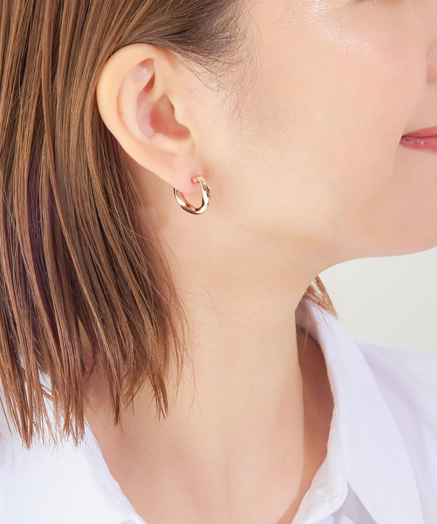 Phoebe「【金属アレルギー対応】ウェーブフープセラミックピアス　シャンパンゴールド」|ピアス|