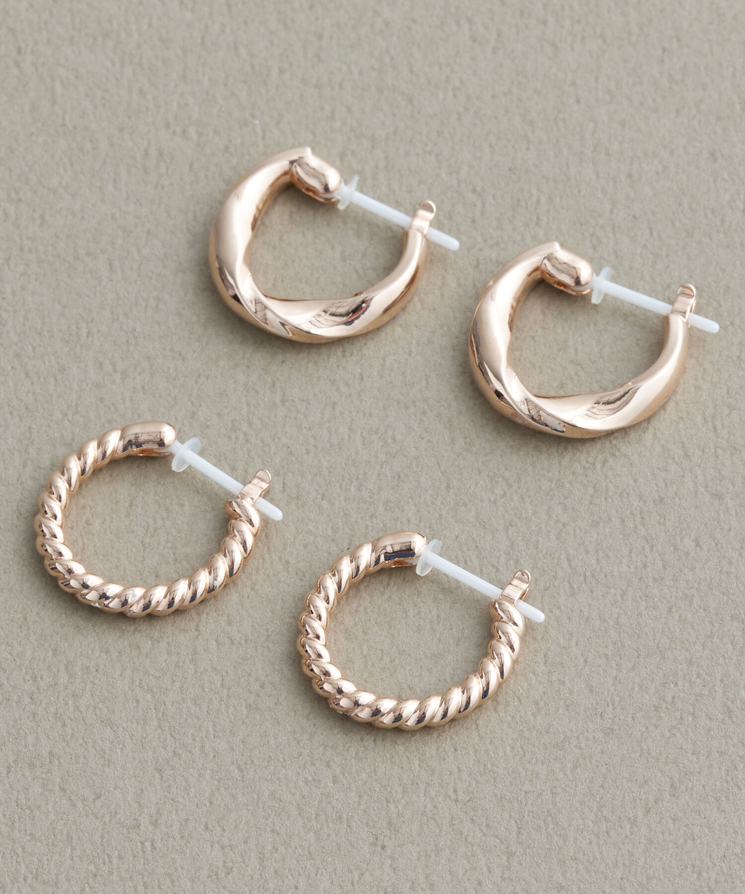 Phoebe「【金属アレルギー対応】ウェーブフープセラミックピアス　シャンパンゴールド」|ピアス|