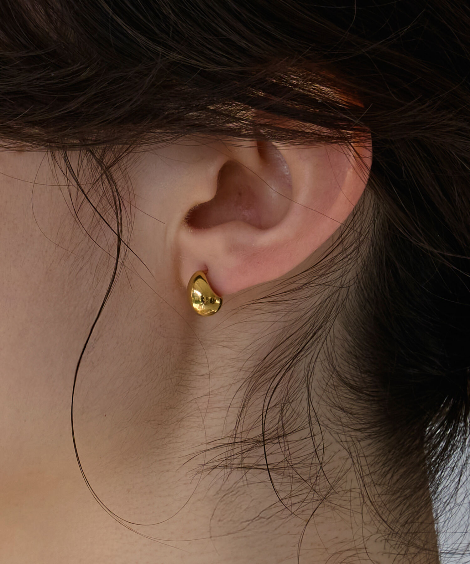 Phoebe「【金属アレルギー対応】プックリハーフフープミニピアス　ゴールド/サージカルステンレス」|ピアス|