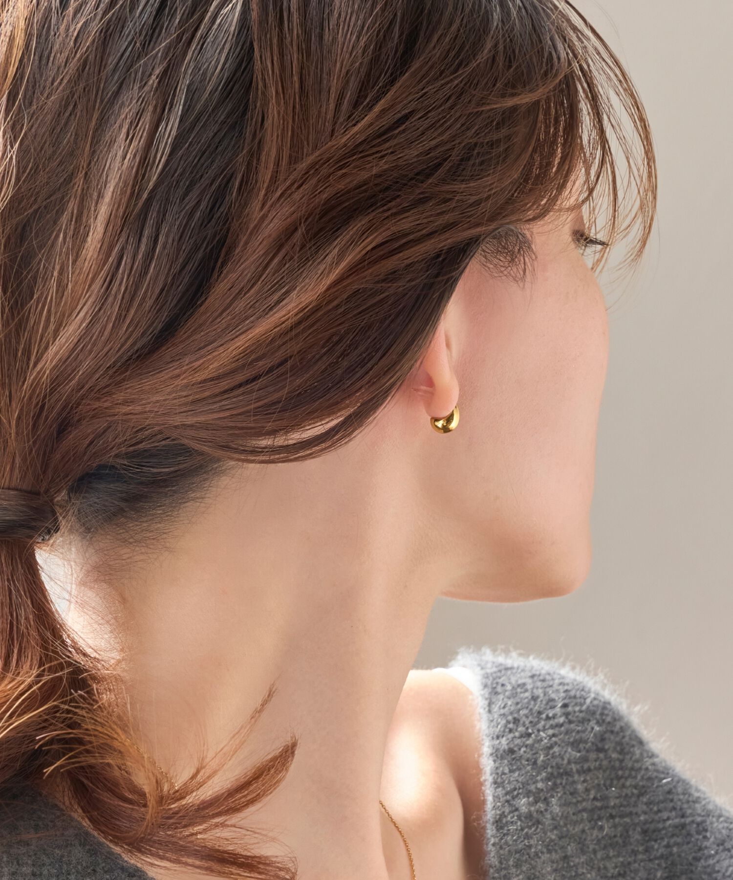 Phoebe「【金属アレルギー対応】プックリハーフフープミニピアス　ゴールド/サージカルステンレス」|ピアス|