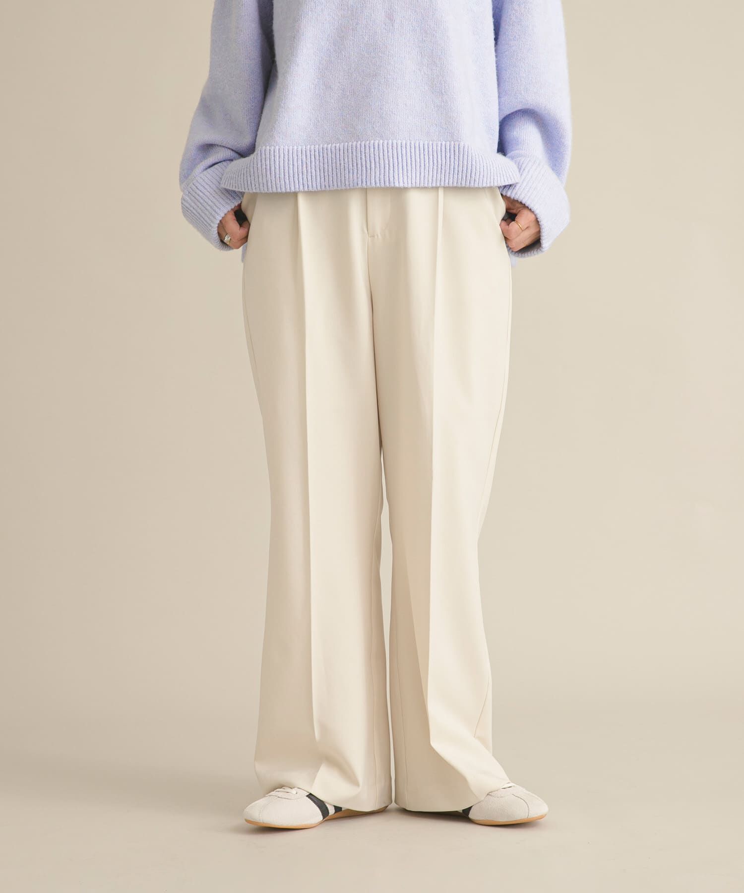 URBAN RESEARCH DOORS「『WEB/一部店舗限定』センタープレスフレアパンツ」|その他|ホワイト系その他