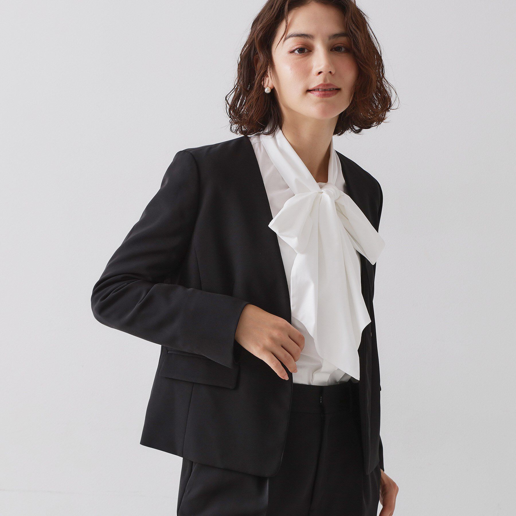 OPAQUE.CLIP「≪通勤・セレモニー/セットアップ対応≫ パイピングVネックジャケット【洗濯機OK】」|ノーカラージャケット|ブラック(019)