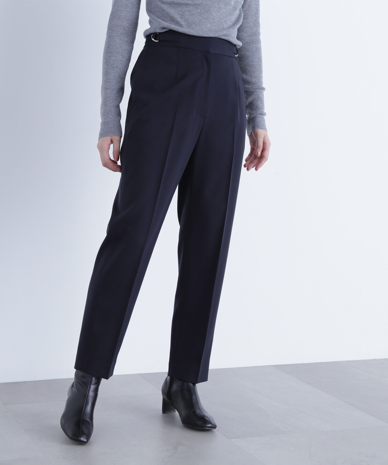  「サイドバックルテーパードパンツ」|その他|ネイビー