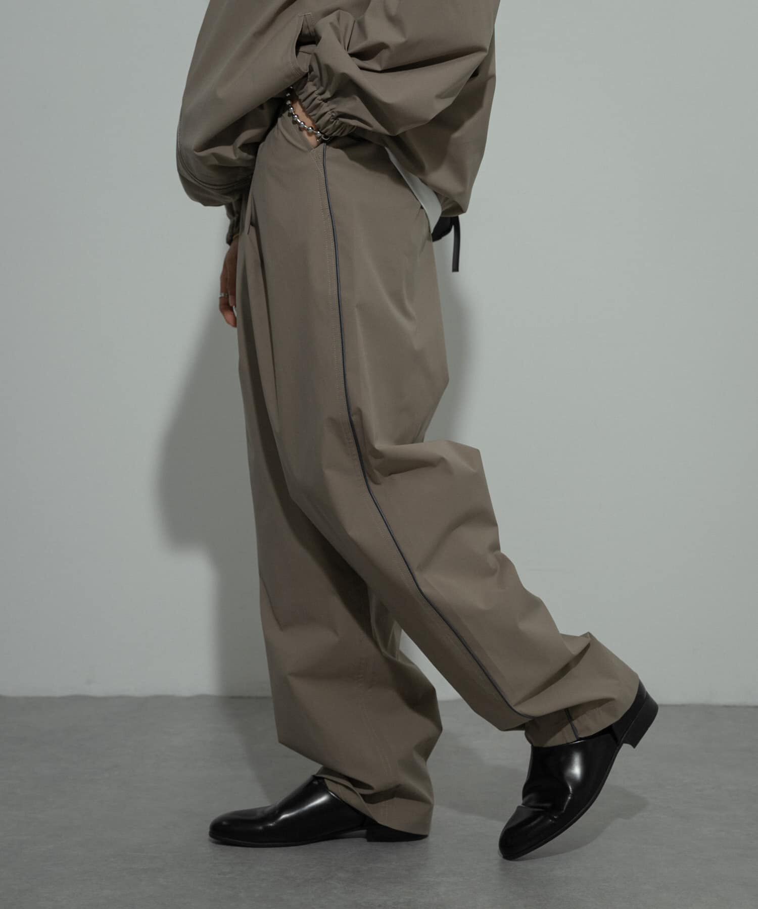 SENSE OF PLACE by URBAN RESEARCH「『セットアップ対応』パイピングトラックパンツ」|その他|ベージュ