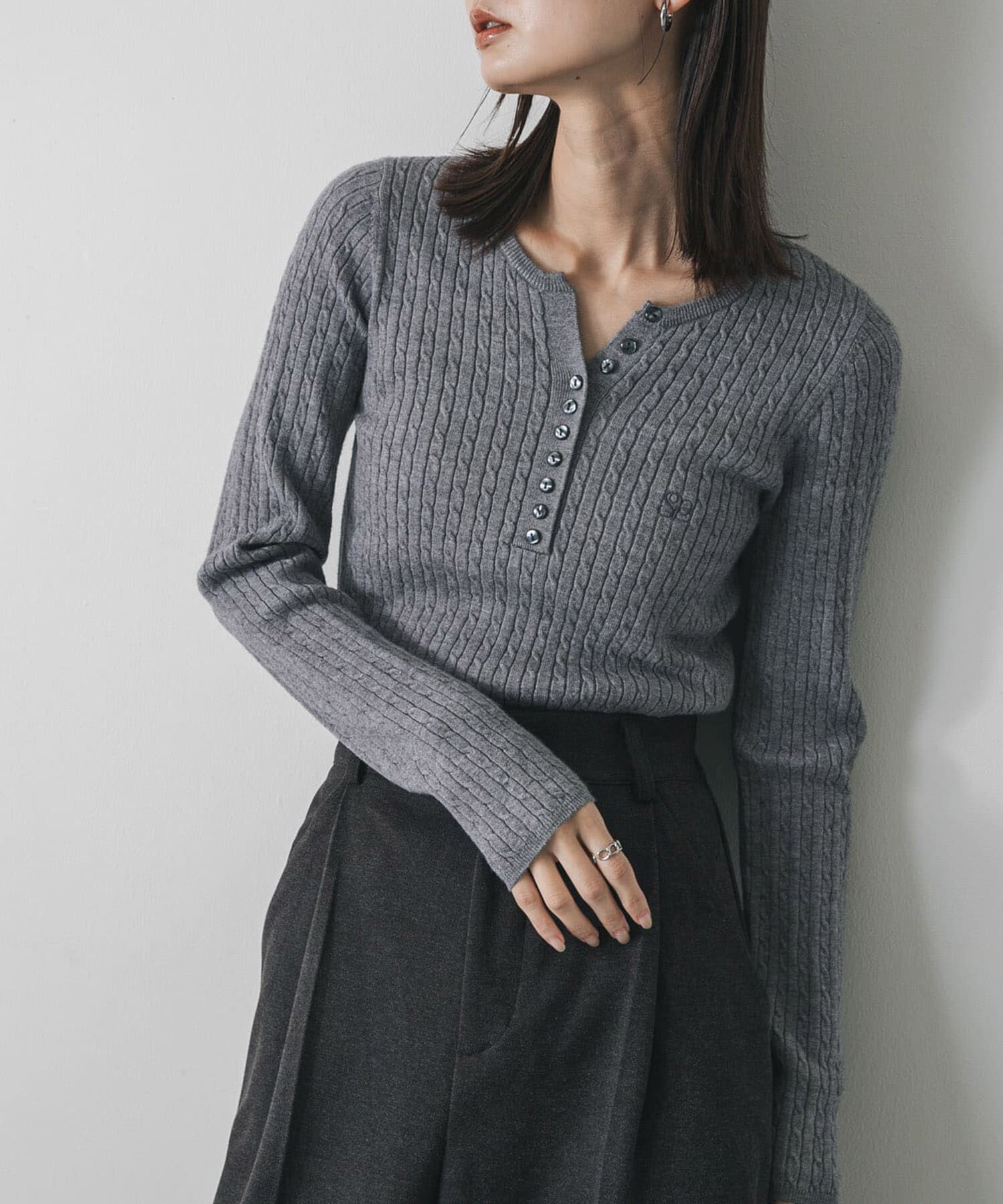 SENSE OF PLACE by URBAN RESEARCH「『洗濯可』シシュウヘンリーネックミニケーブルセーター」|ニット・セーター|グレー