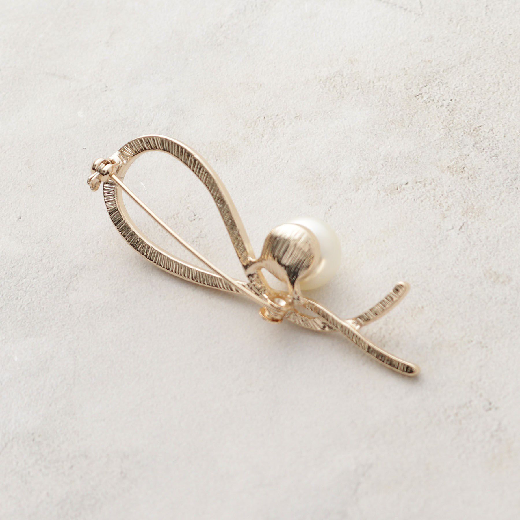 OPAQUE.CLIP「ノットデザインフェイクパールメタルブローチ」|ブローチ・コサージュ|