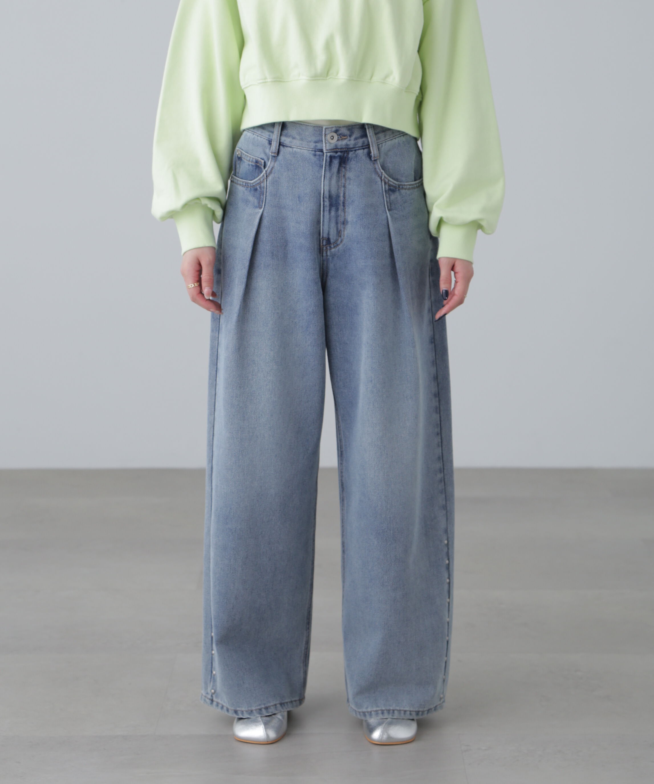  「スタッズ付きタックワイドデニムパンツ」|その他|