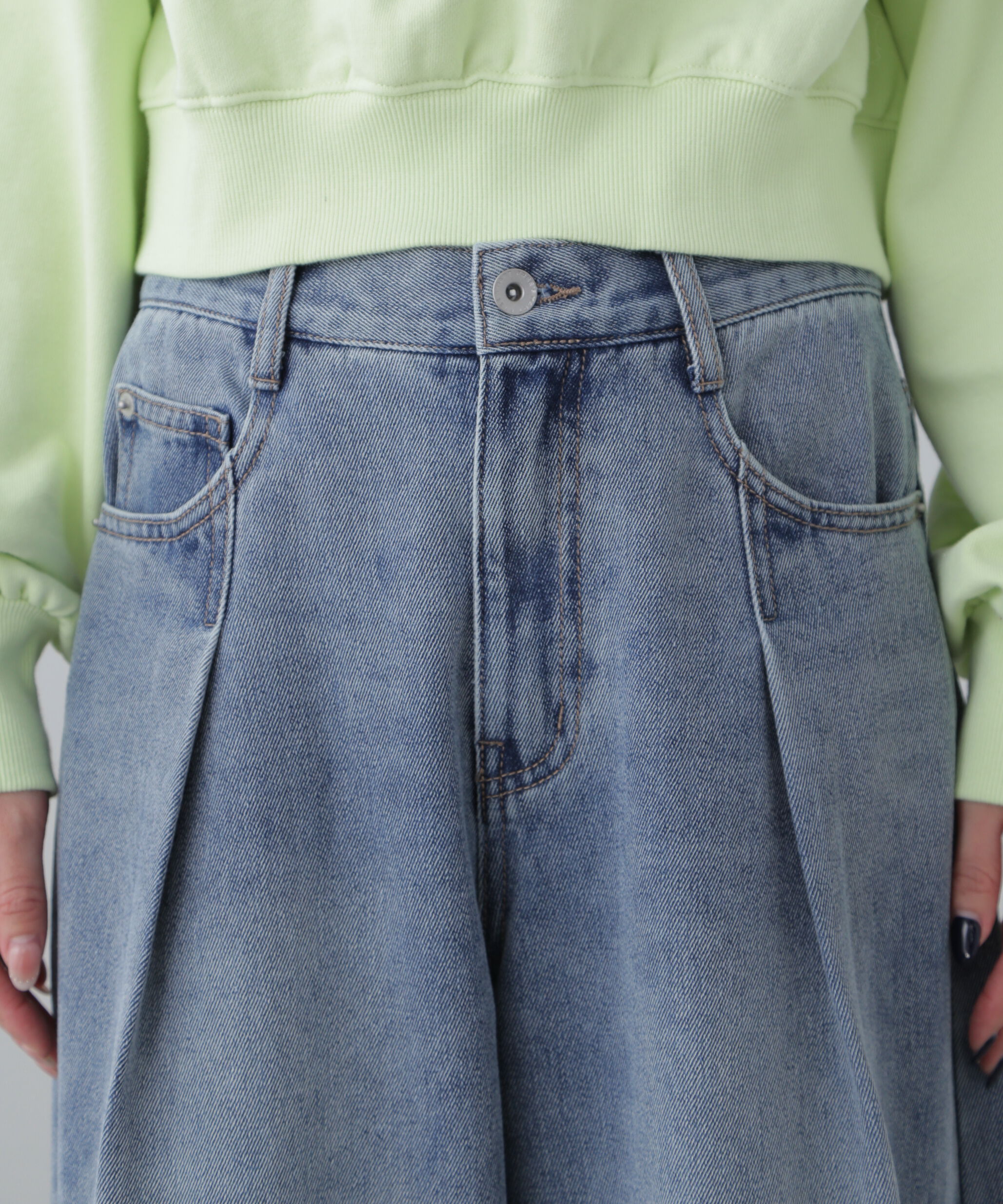  「スタッズ付きタックワイドデニムパンツ」|その他|