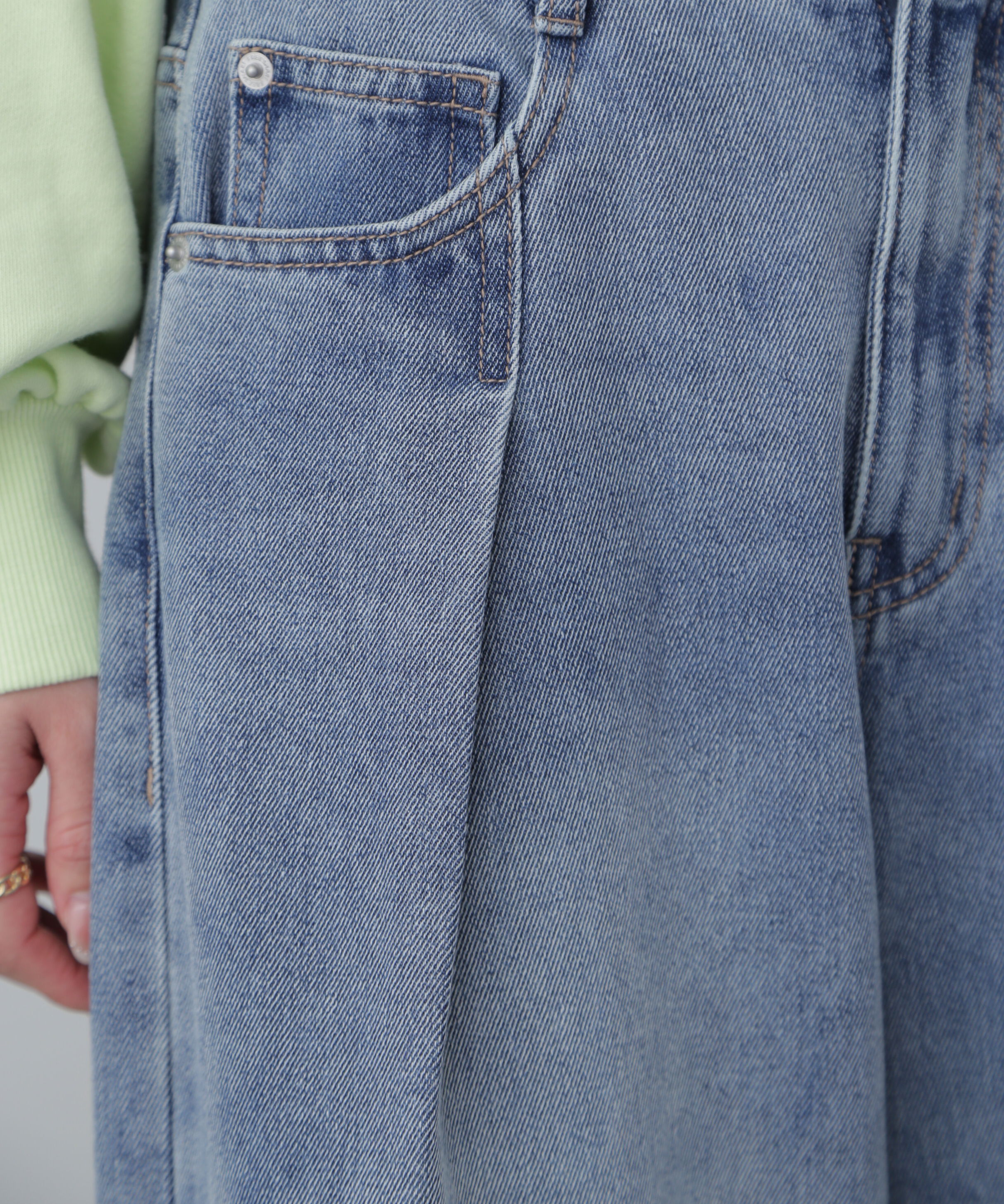  「スタッズ付きタックワイドデニムパンツ」|その他|