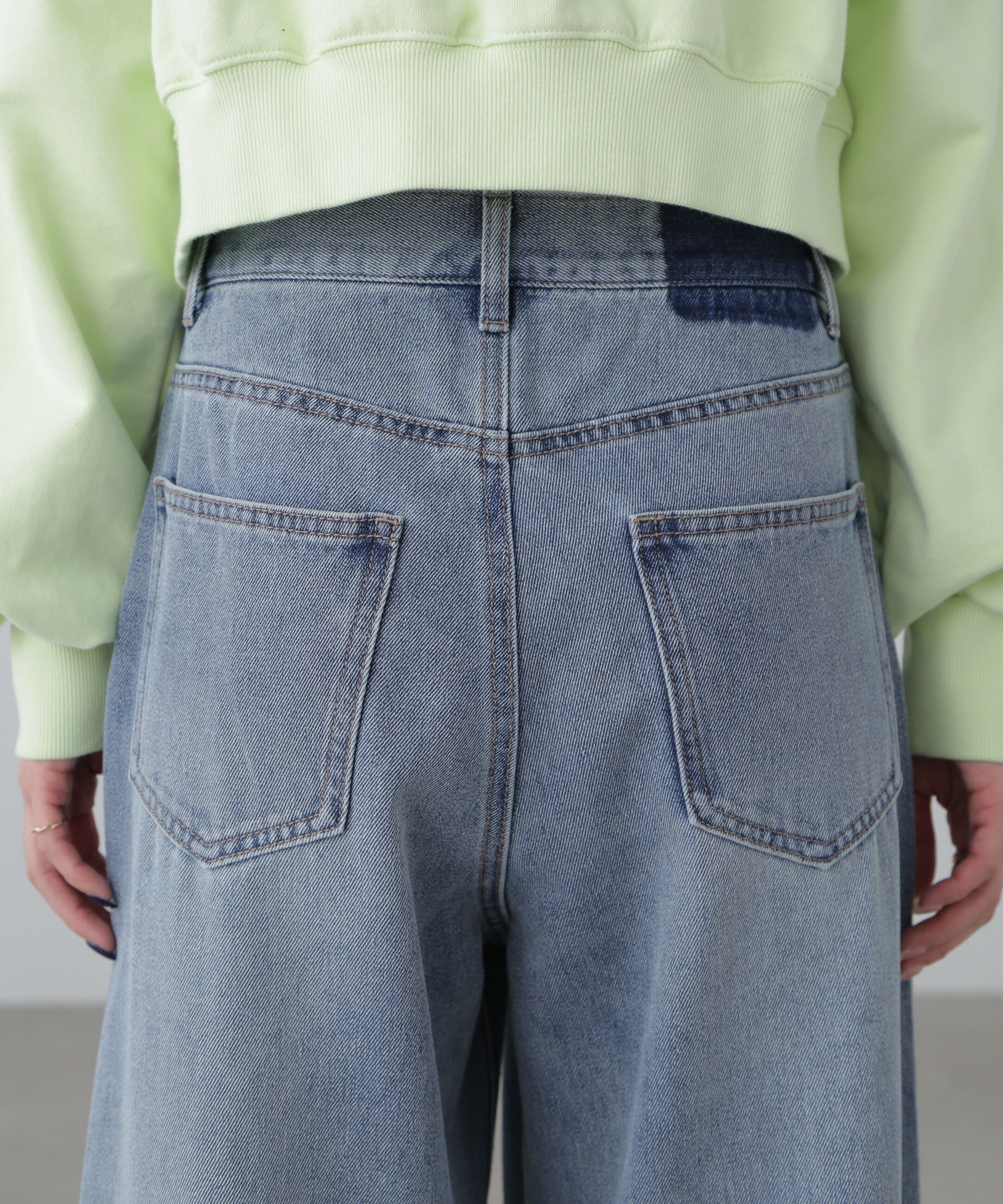  「スタッズ付きタックワイドデニムパンツ」|その他|