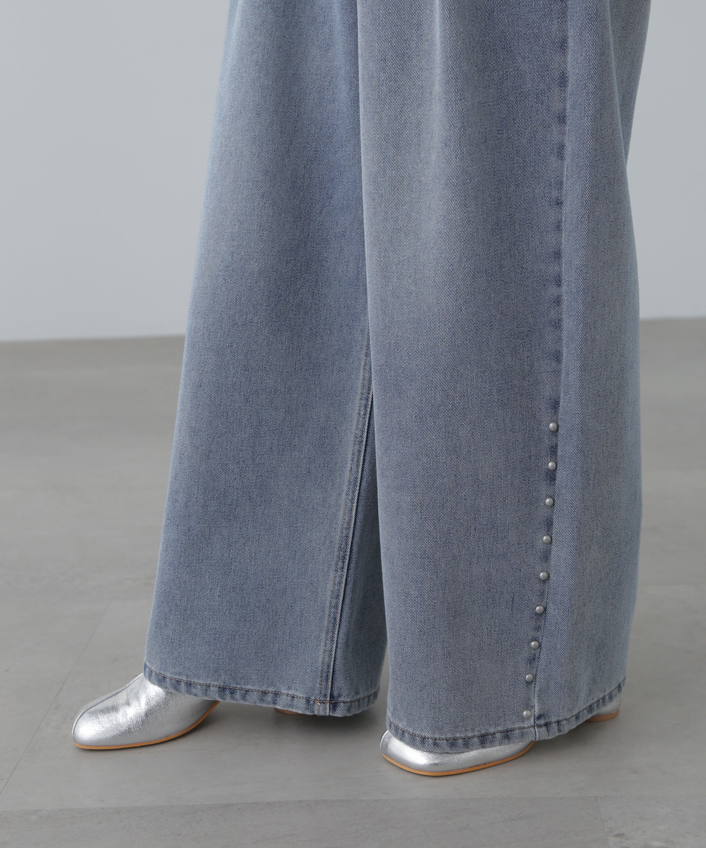  「スタッズ付きタックワイドデニムパンツ」|その他|