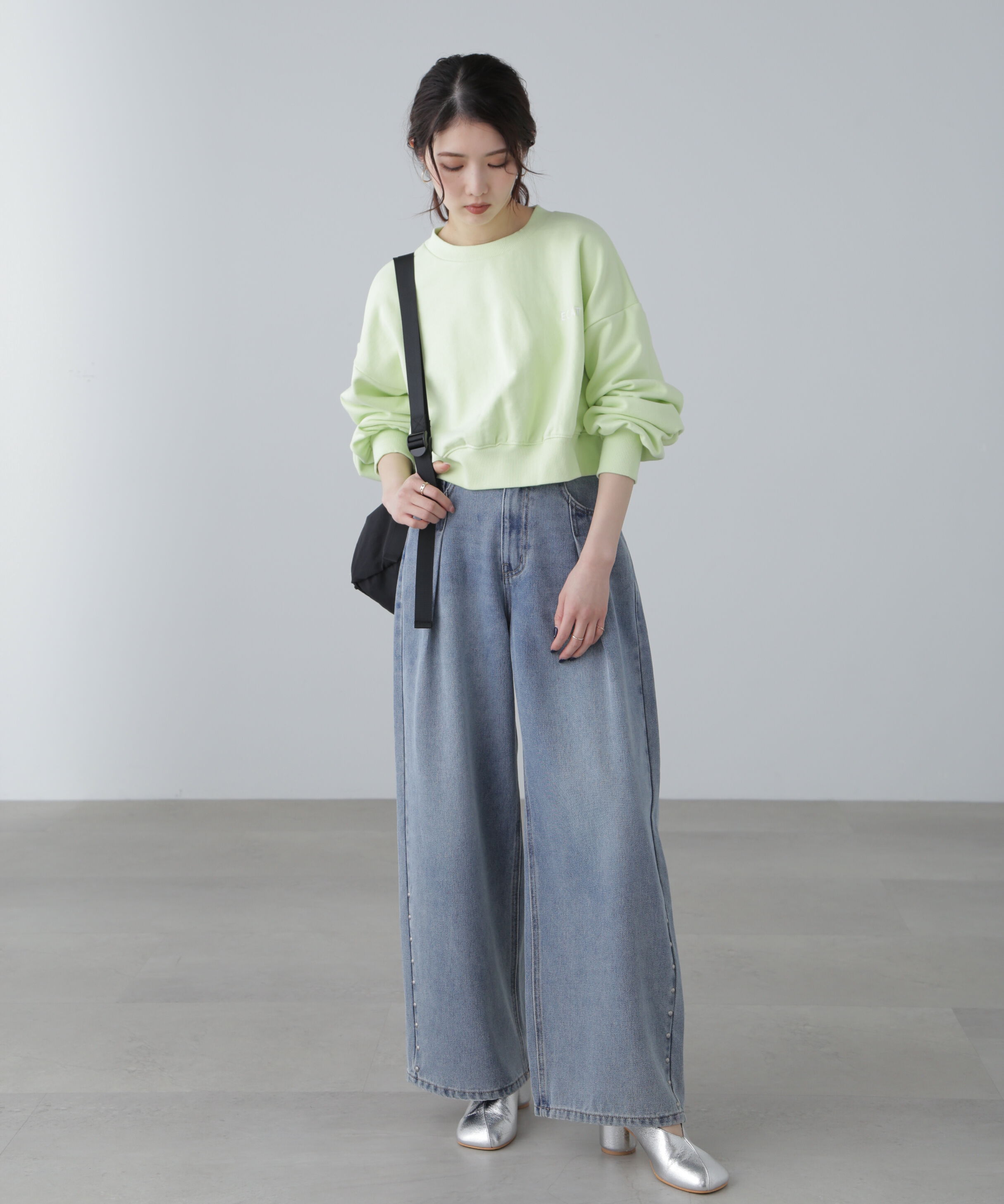  「スタッズ付きタックワイドデニムパンツ」|その他|