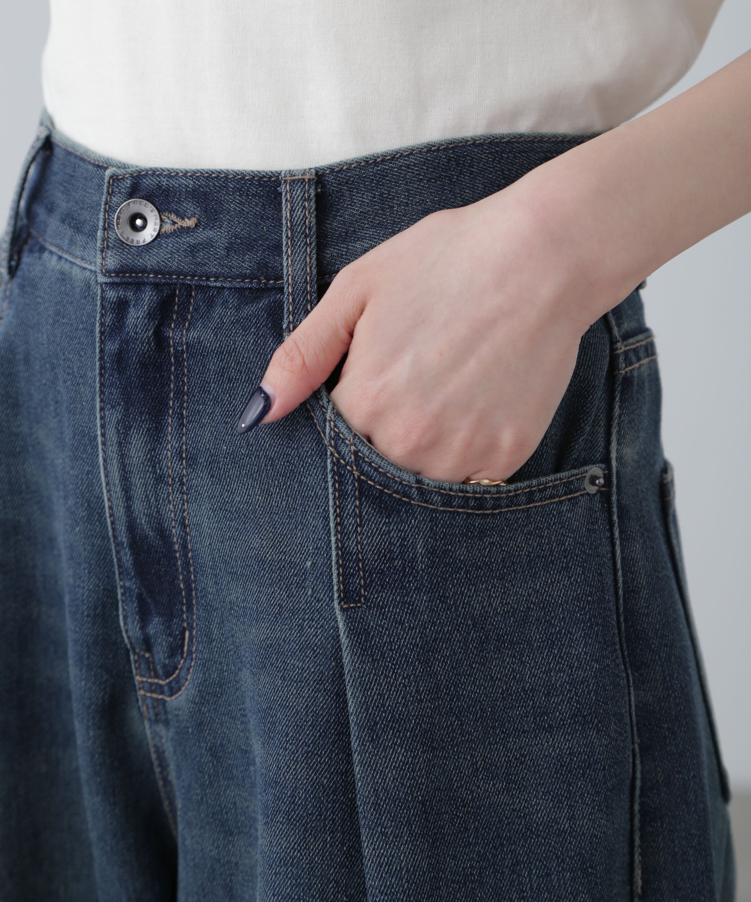  「スタッズ付きタックワイドデニムパンツ」|その他|