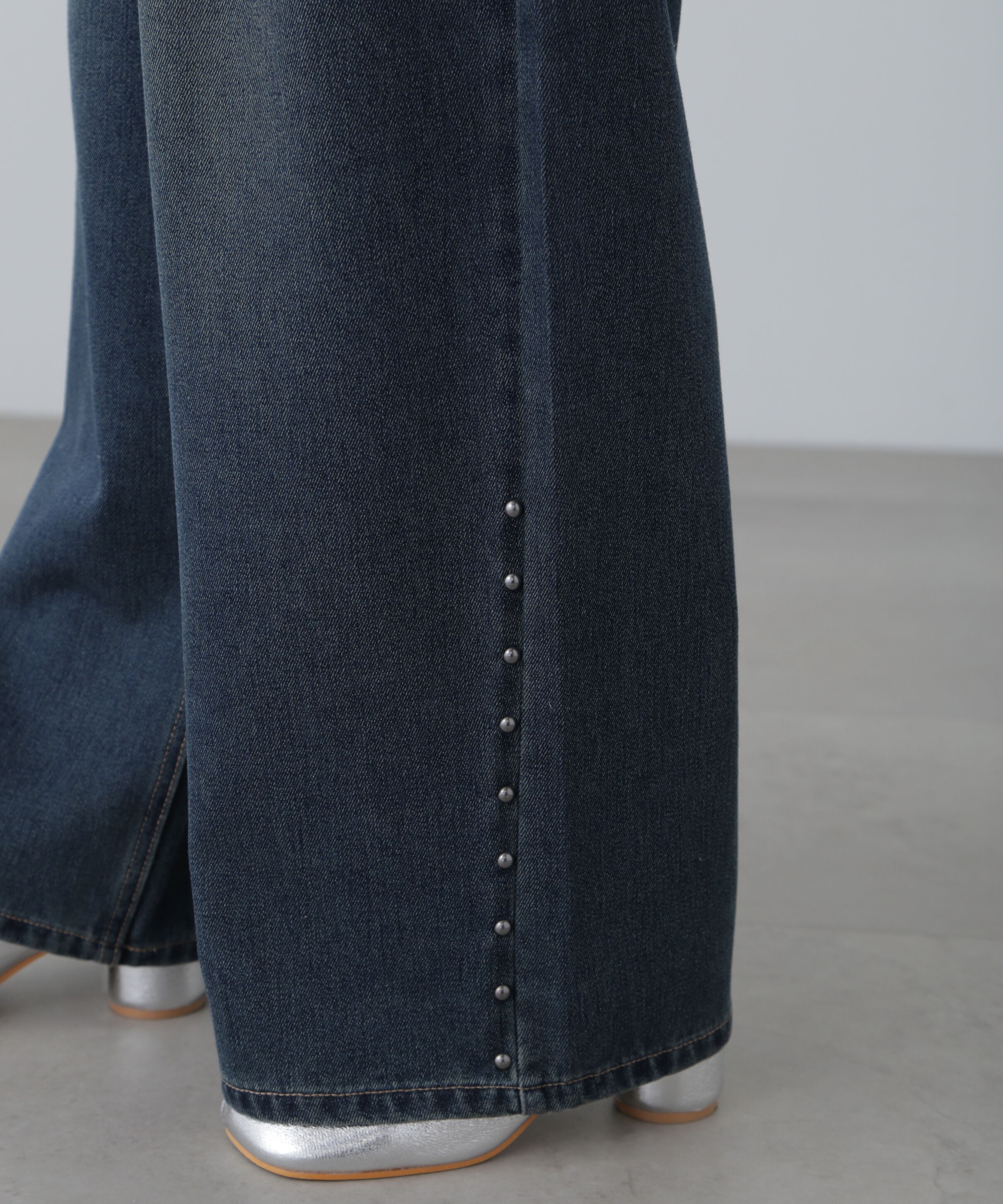  「スタッズ付きタックワイドデニムパンツ」|その他|