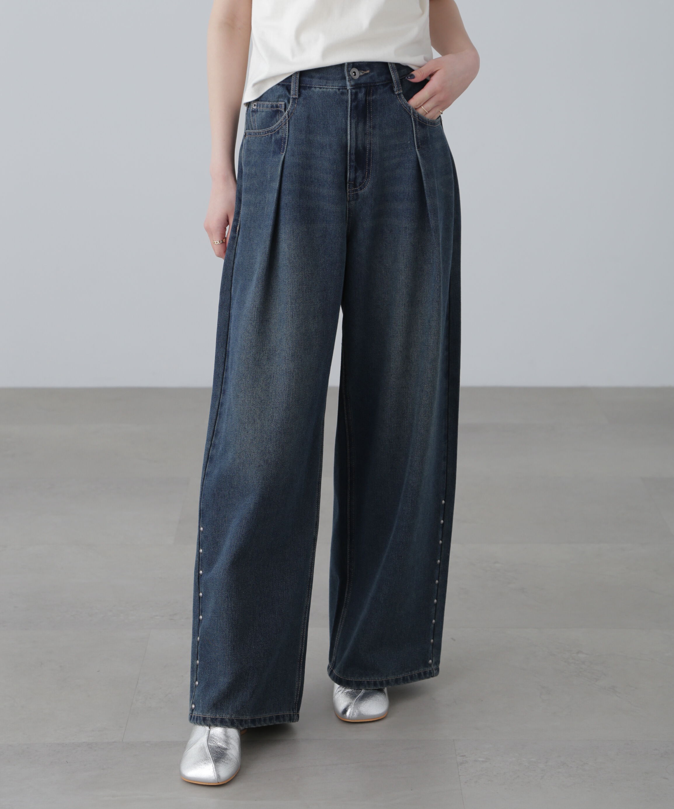  「スタッズ付きタックワイドデニムパンツ」|その他|