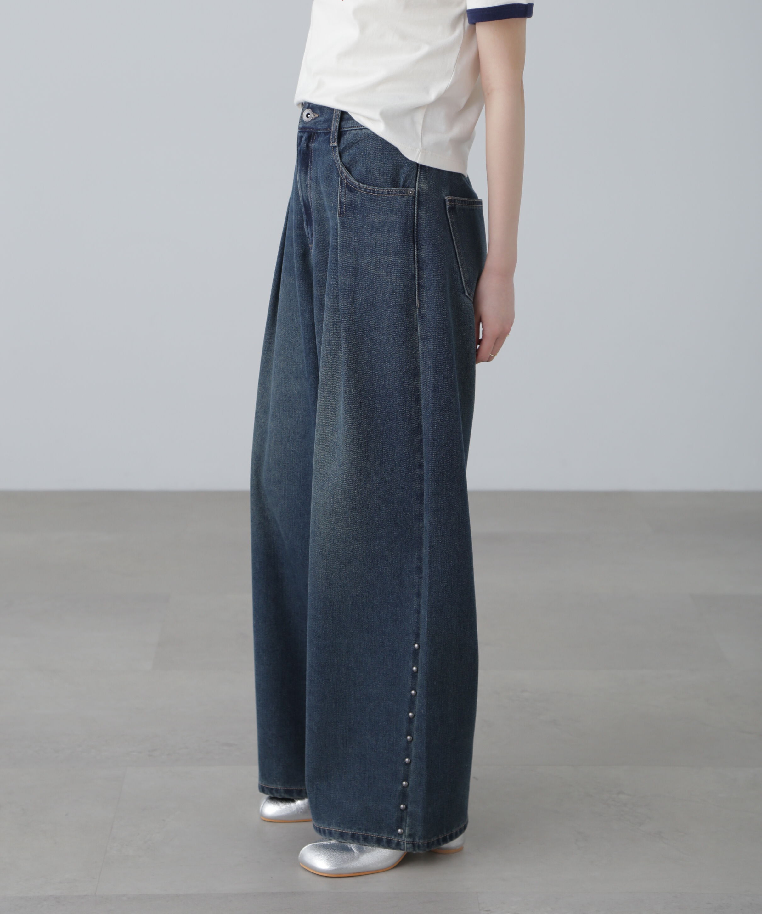  「スタッズ付きタックワイドデニムパンツ」|その他|