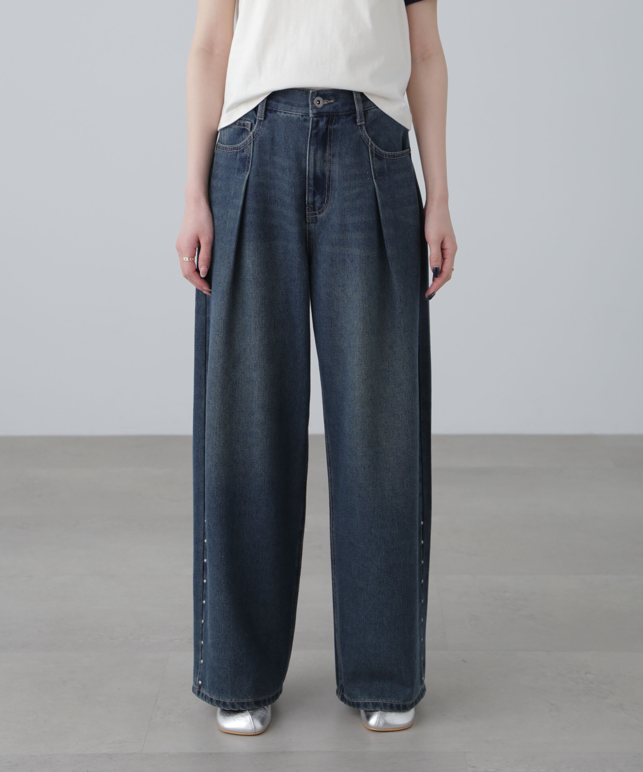  「スタッズ付きタックワイドデニムパンツ」|その他|