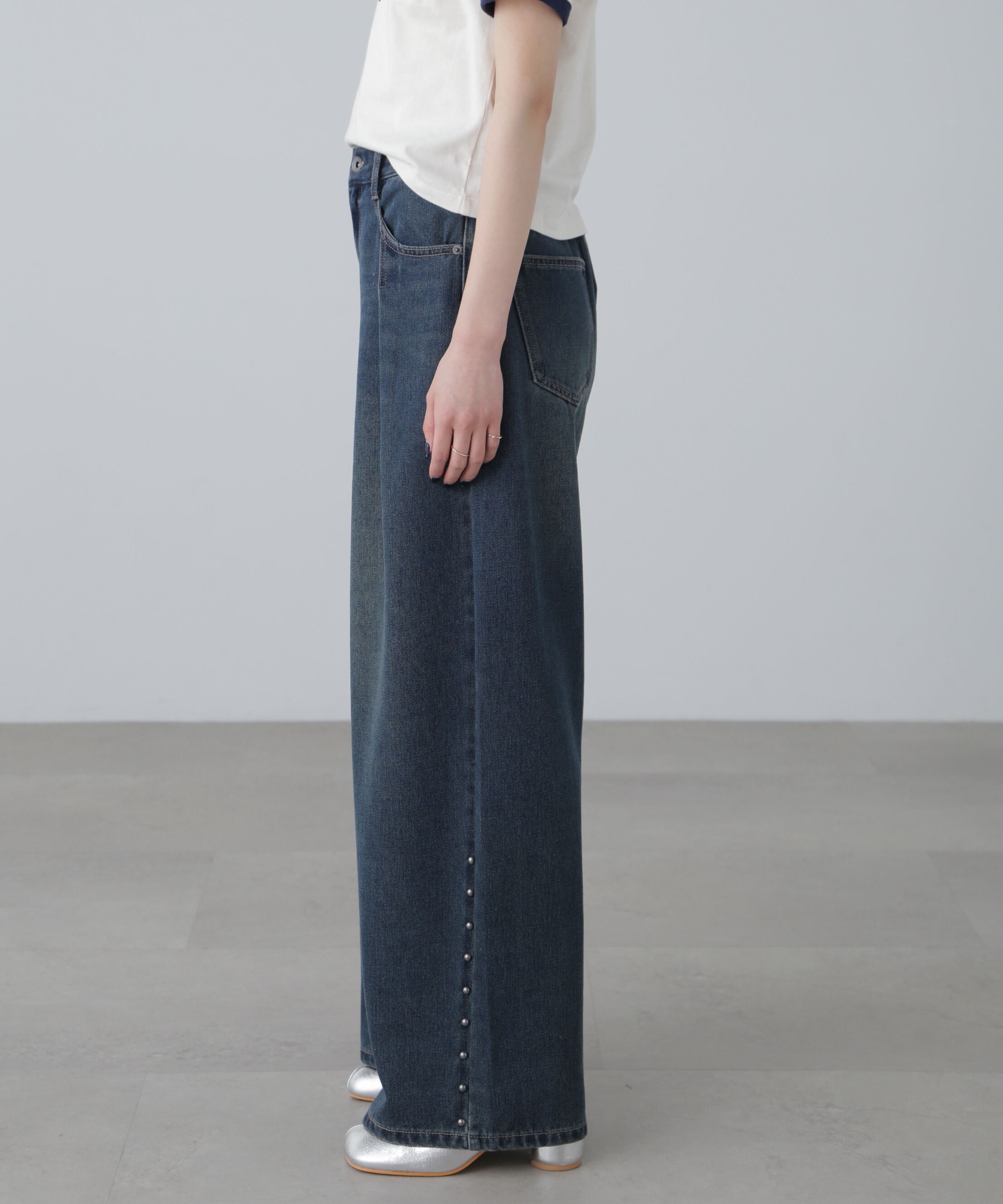  「スタッズ付きタックワイドデニムパンツ」|その他|