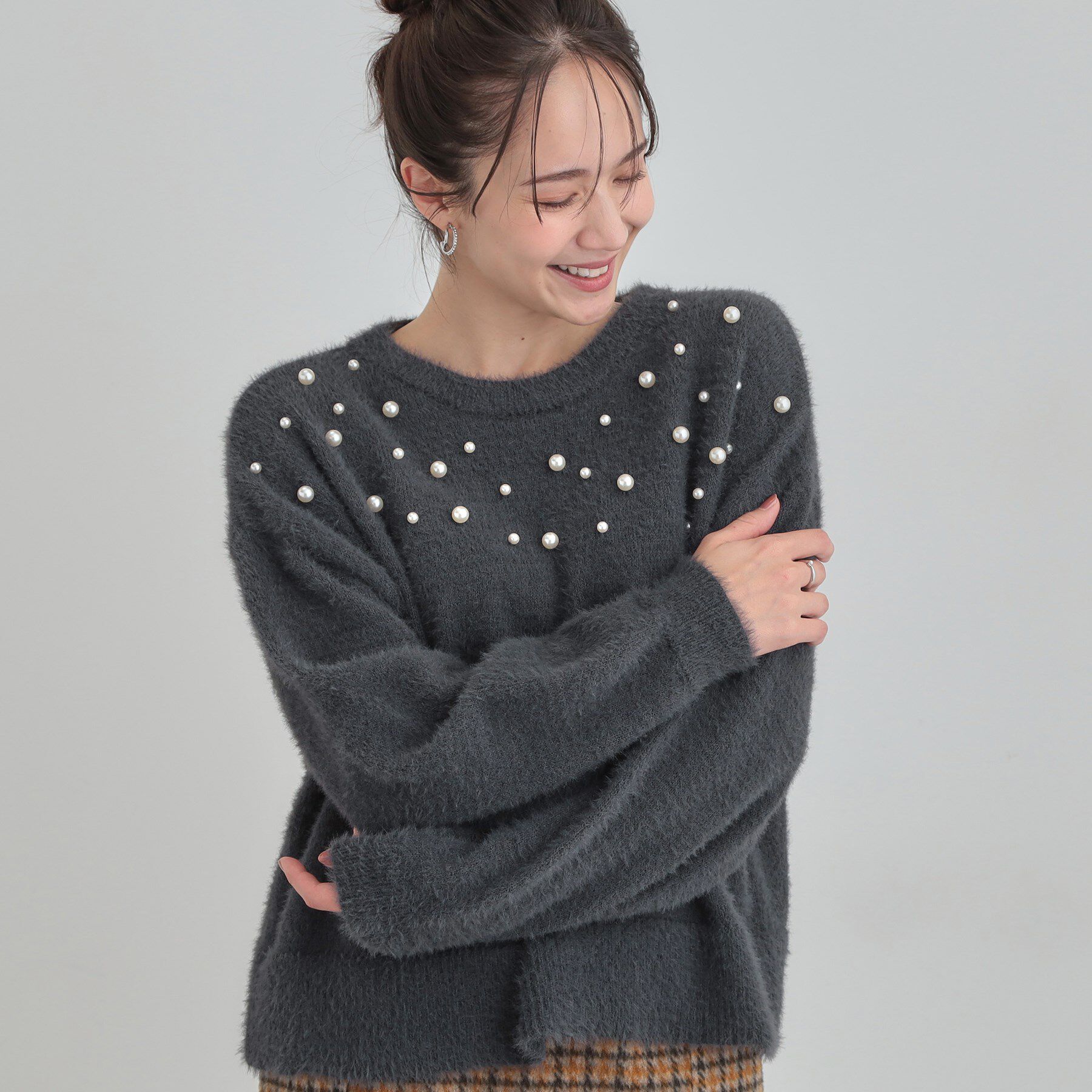 SHOO･LA･RUE「大人きらめく ふわふわパール調ニット」|ニット・セーター|チャコールグレー(0
