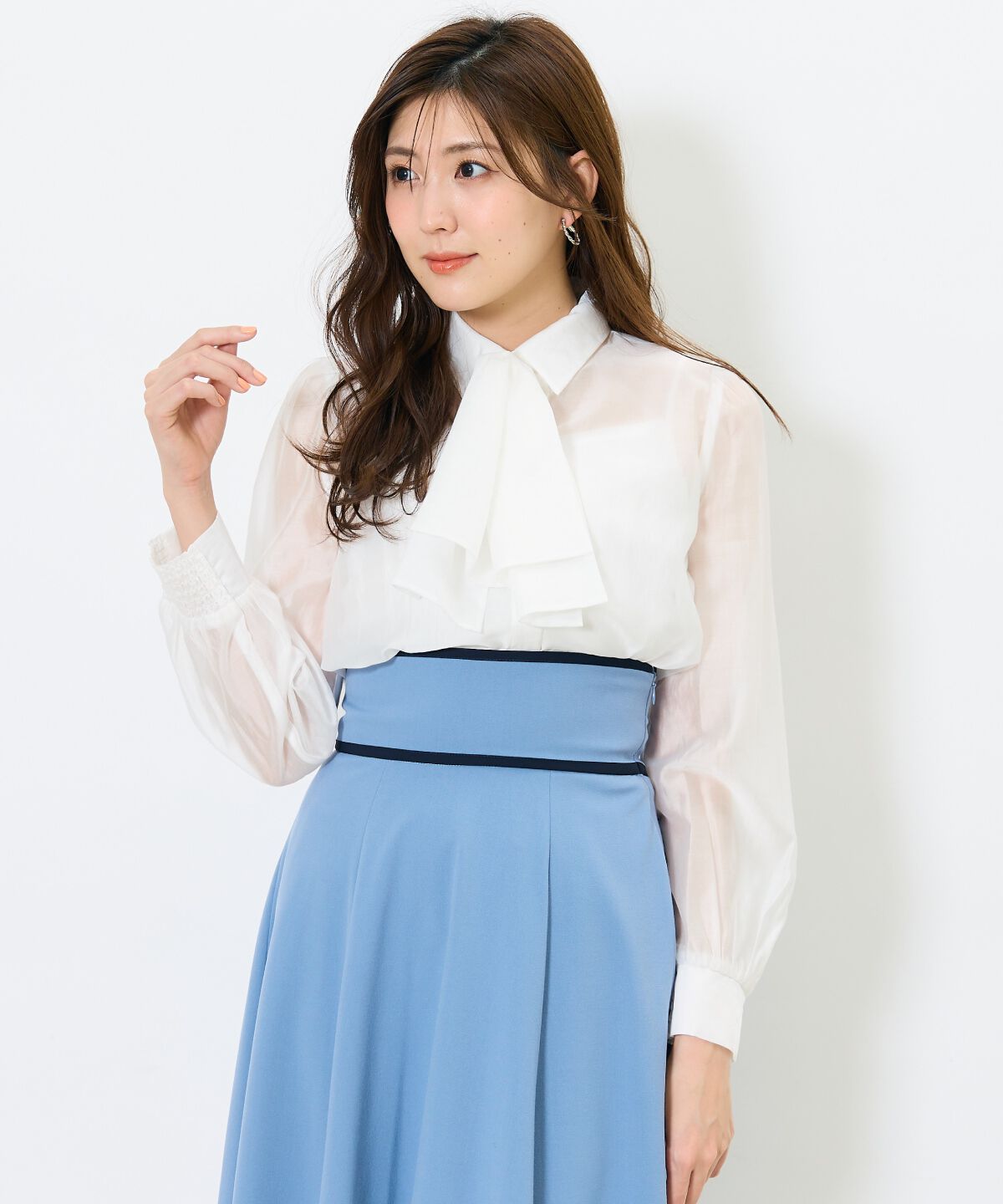 アンドクチュール「リボンタイ付きオーガンジーシャツ」|シャツ・ブラウス|オフ