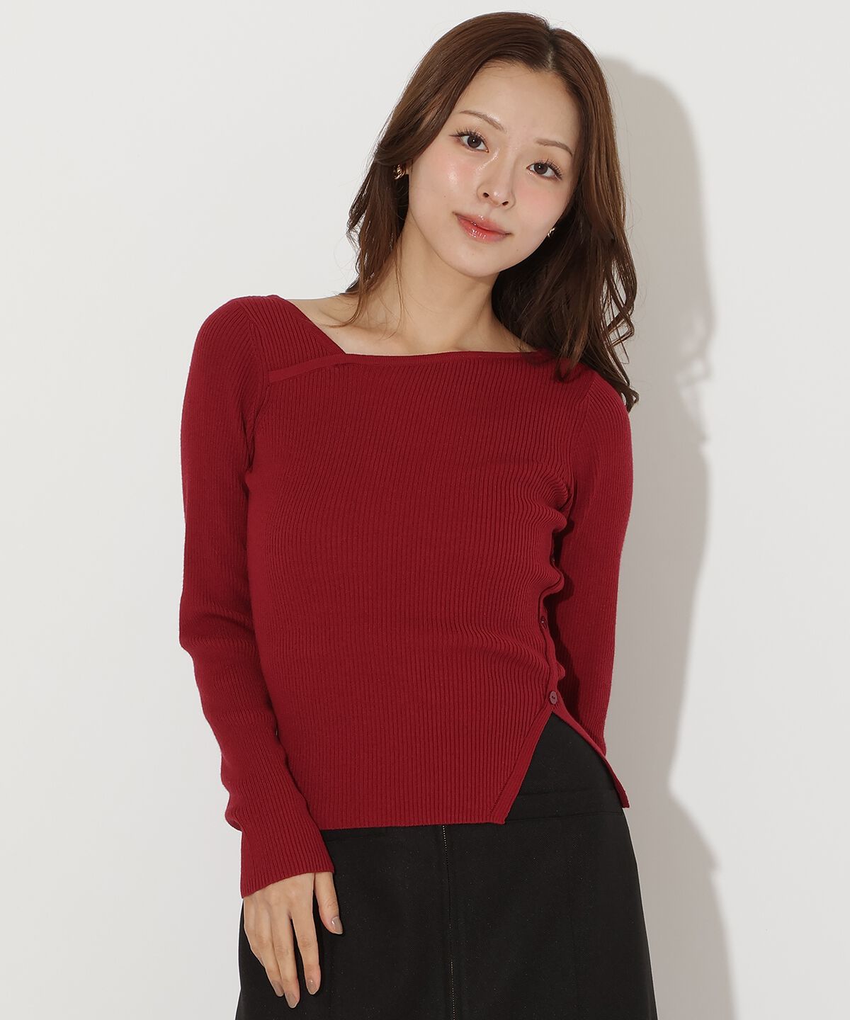 アンドクチュール「アシメＶネック長袖プルオーバー」|ニット・セーター|レッド