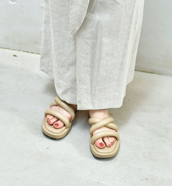 AU BANNISTER「【WEB限定】厚底 チューブ クッション フラット サンダル」|サンダル|ベージュ