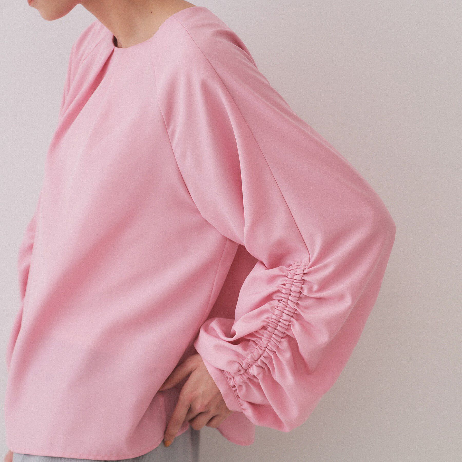 OPAQUE.CLIP「シャーリングスリーブブラウス【洗濯機洗い可】」|シャツ・ブラウス|