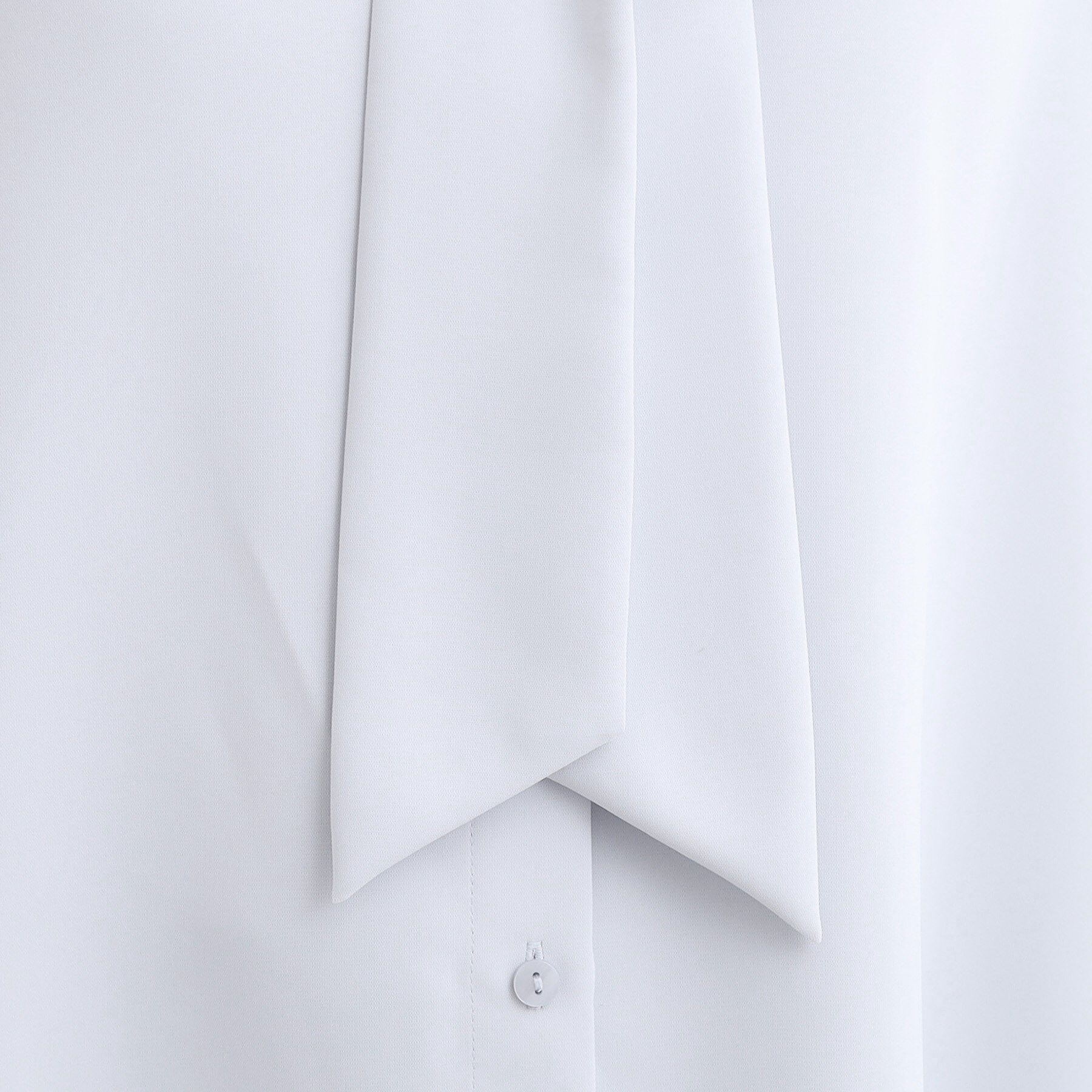 SHOO･LA･RUE「【洗濯機可/S-3L】すっきりバランスにこだわった リボンボウタイ ブラウス」|シャツ・ブラウス|